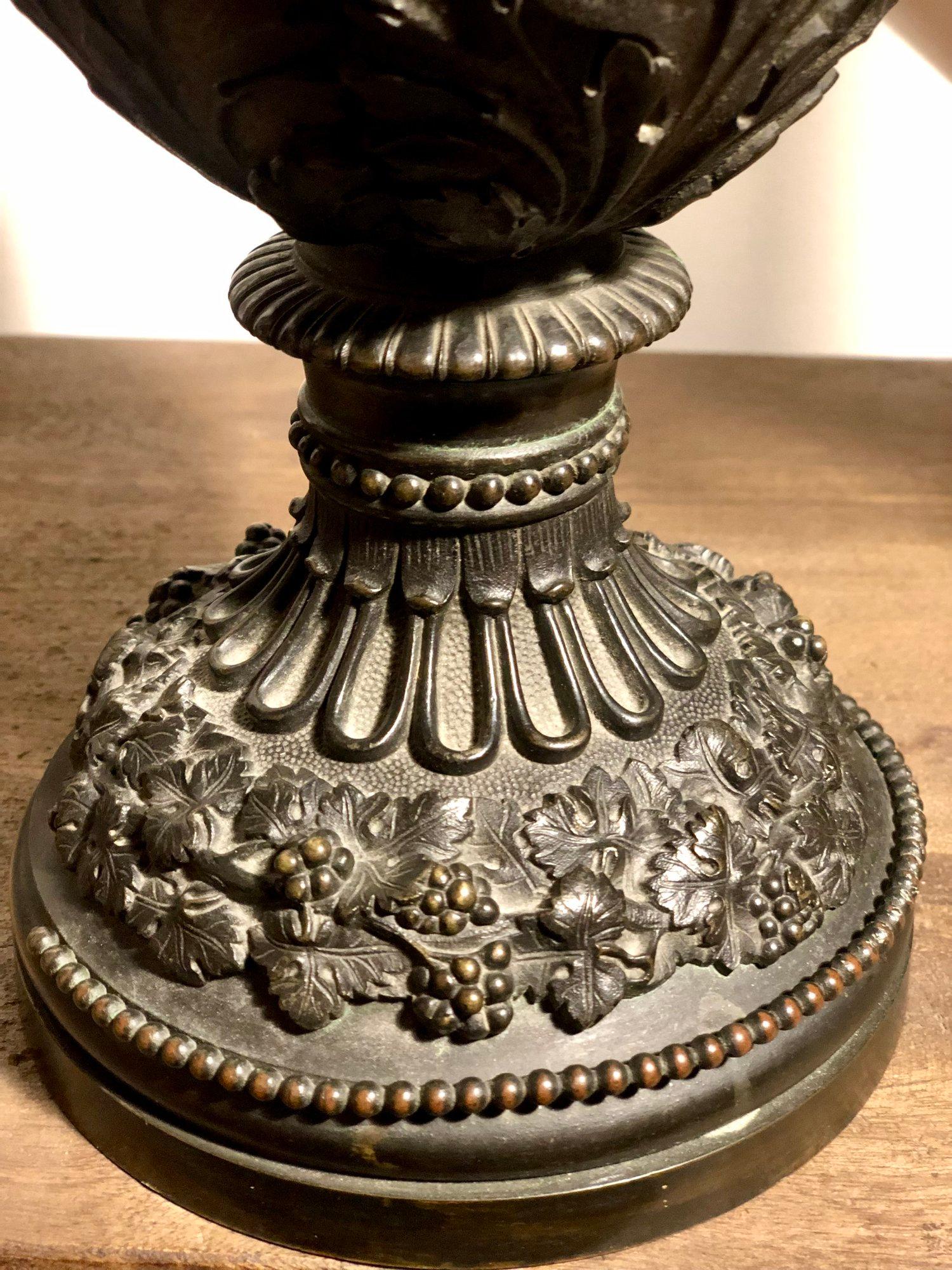 Grande coppia di gocce di bronzo baccanali francesi del XIX secolo con figure di Cupido in vendita 3