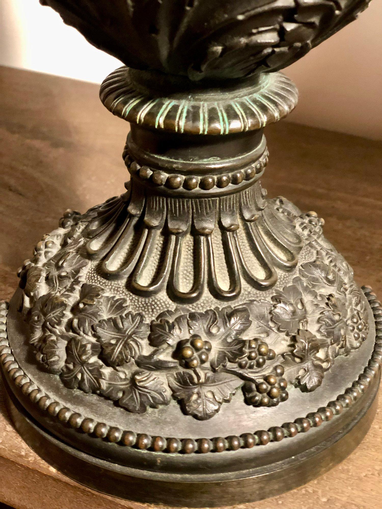 Grande coppia di gocce di bronzo baccanali francesi del XIX secolo con figure di Cupido in vendita 4