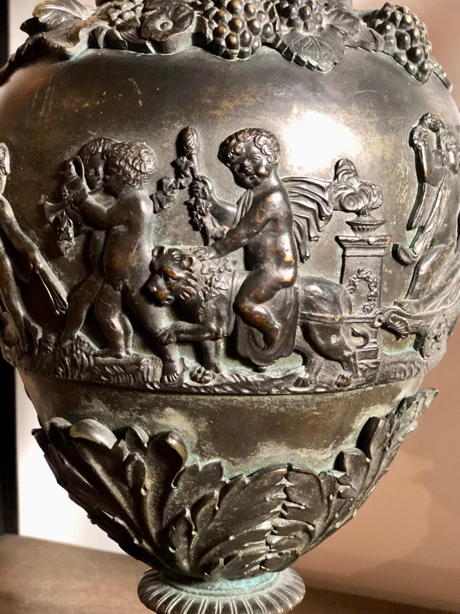 Grande coppia di gocce di bronzo baccanali francesi del XIX secolo con figure di Cupido in vendita 5