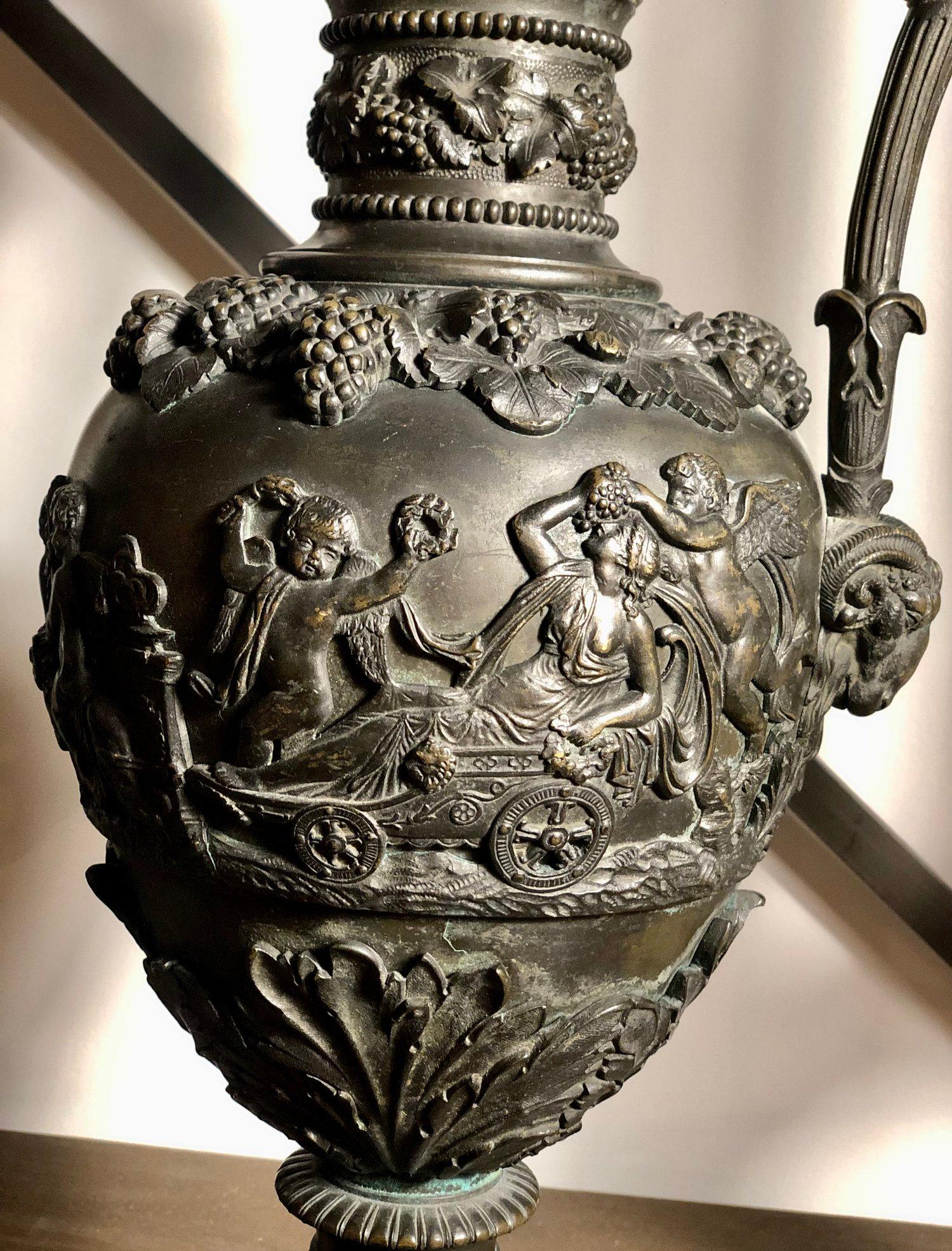 Grande coppia di gocce di bronzo baccanali francesi del XIX secolo con figure di Cupido in vendita 6