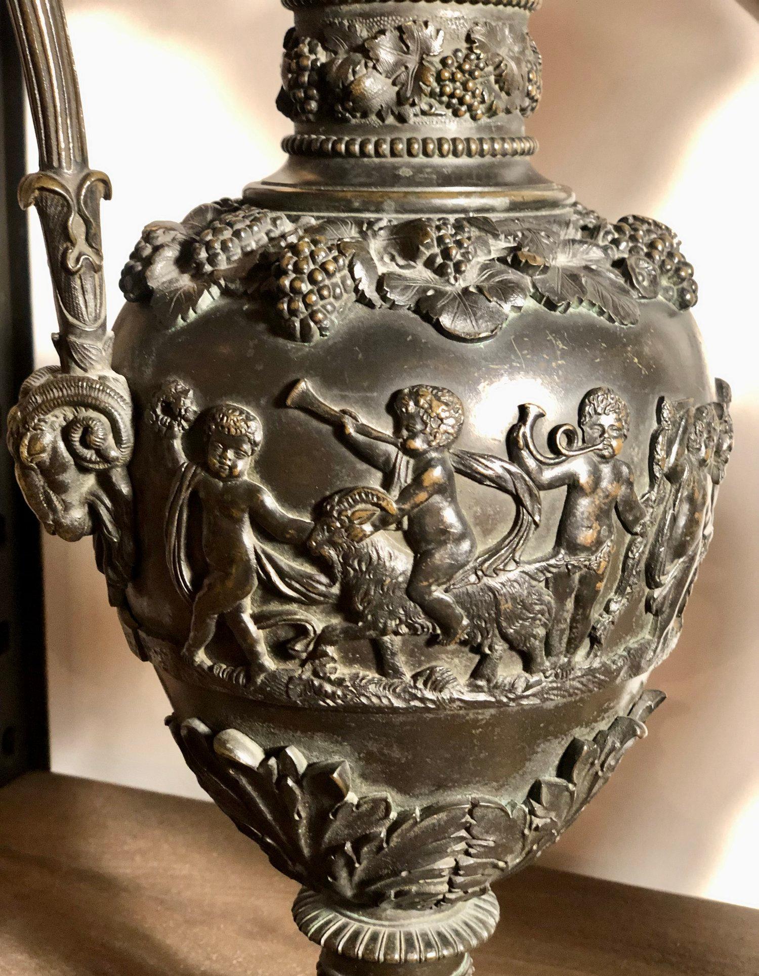 Grande coppia di gocce di bronzo baccanali francesi del XIX secolo con figure di Cupido in vendita 7