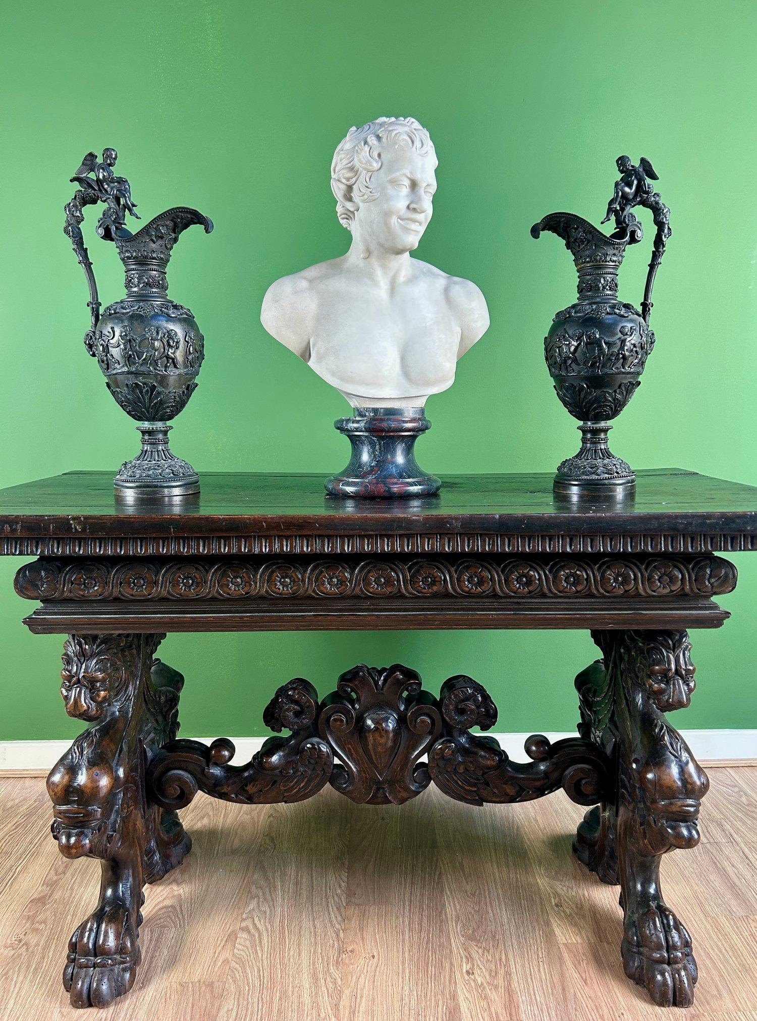 Scultura di bronzo baccanale, Ewers baccanali, Vasi baccanali, Scultura di Bacco, Scultura di bronzo antica, Baccanale antico, Bacco antico, Bacco gotico antico.

Grandi vasi baccanali francesi in bronzo del XIX secolo.

Coppia di Ewers in bronzo
