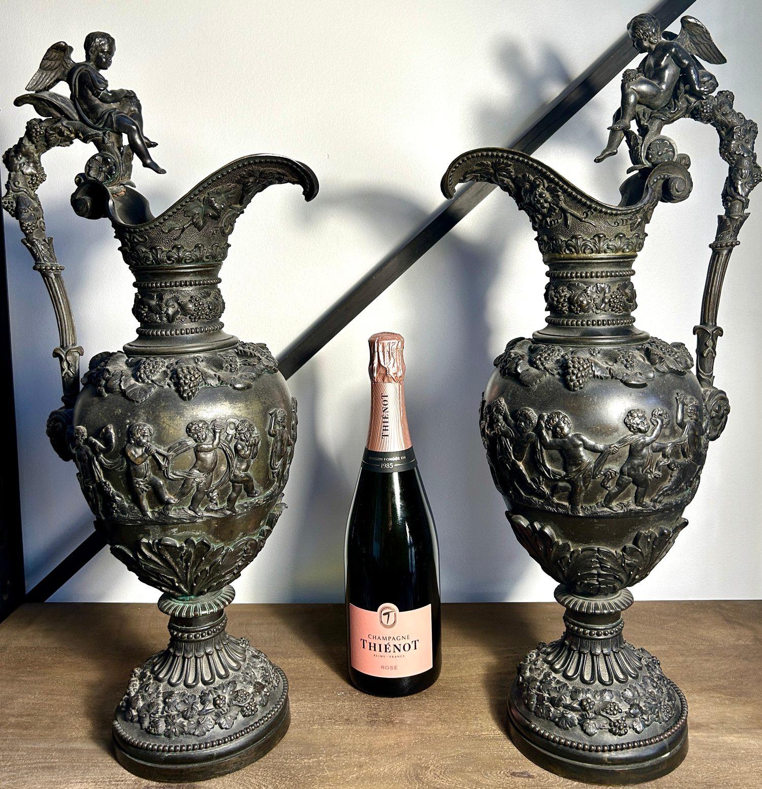 Neorinascimentale Grande coppia di gocce di bronzo baccanali francesi del XIX secolo con figure di Cupido in vendita