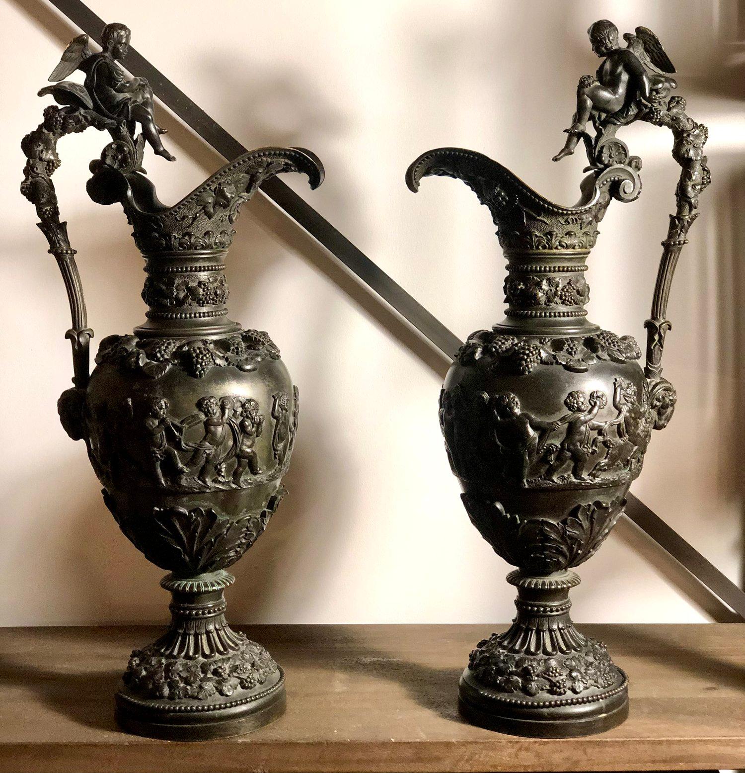 Francese Grande coppia di gocce di bronzo baccanali francesi del XIX secolo con figure di Cupido in vendita