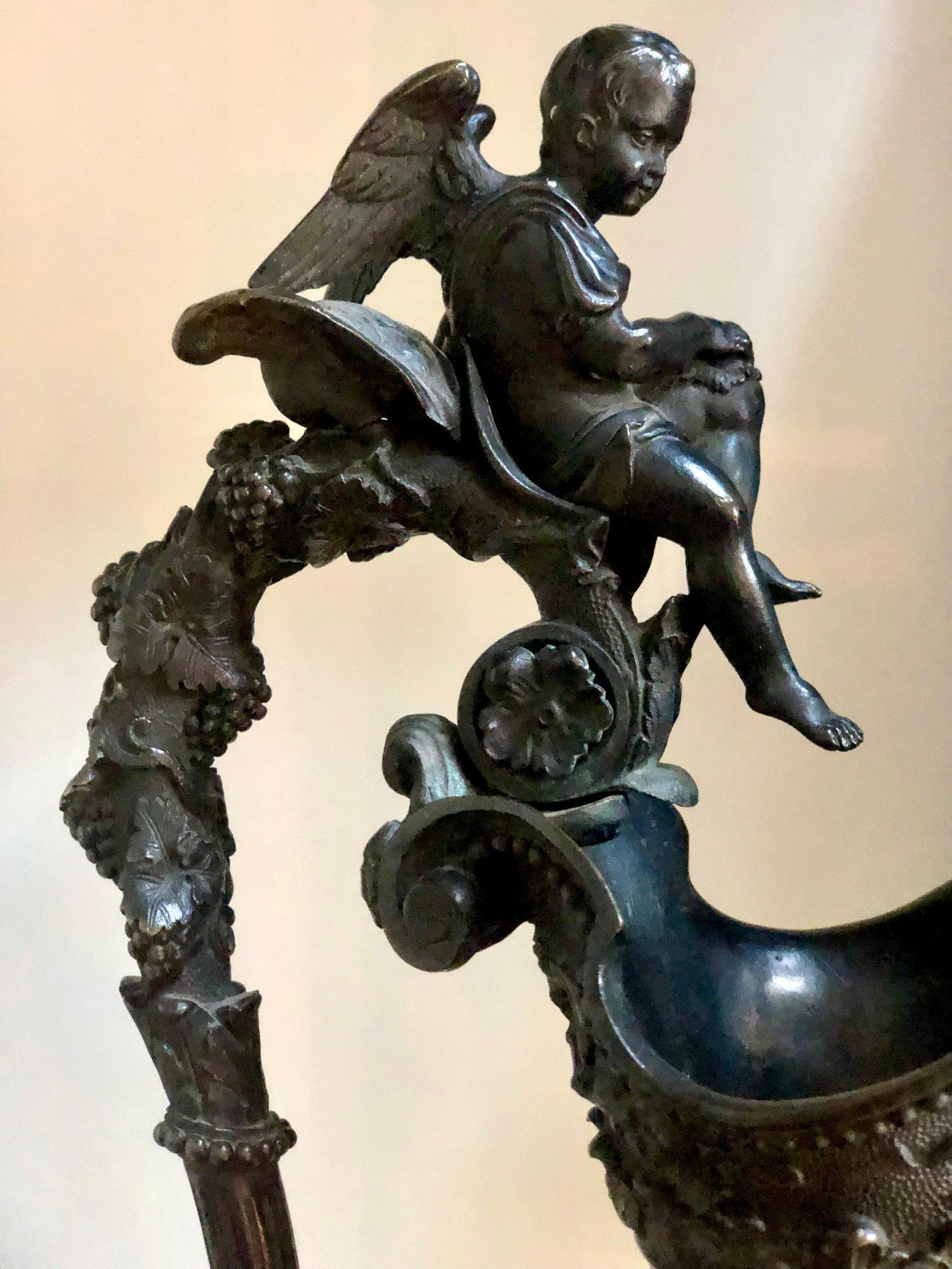 Bronzato Grande coppia di gocce di bronzo baccanali francesi del XIX secolo con figure di Cupido in vendita