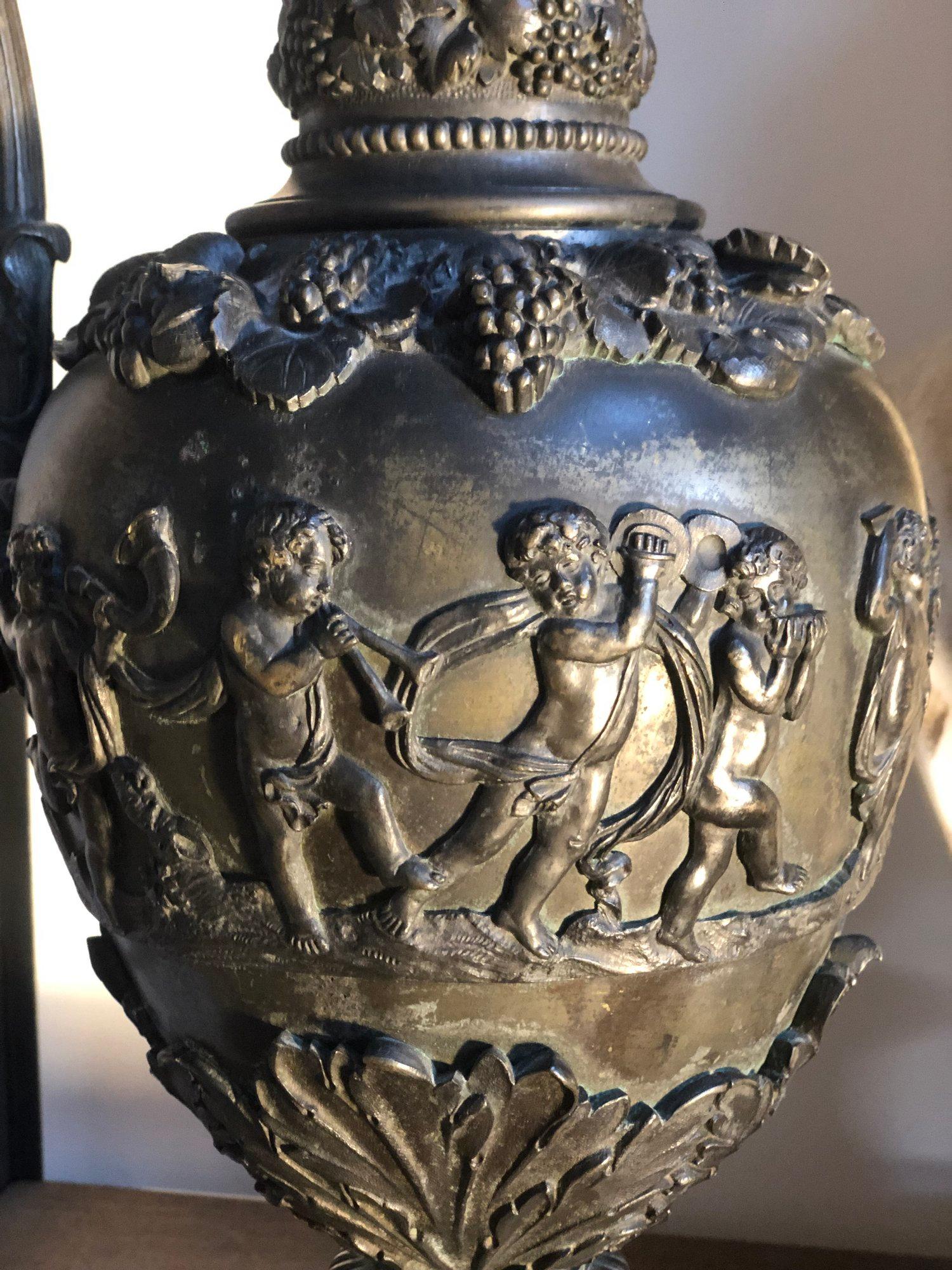 Grande coppia di gocce di bronzo baccanali francesi del XIX secolo con figure di Cupido In condizioni buone in vendita a London, GB