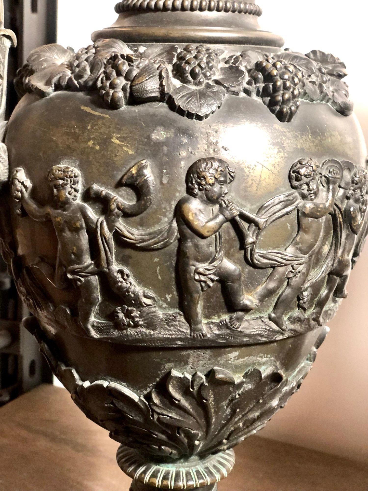 Bronzo Grande coppia di gocce di bronzo baccanali francesi del XIX secolo con figure di Cupido in vendita