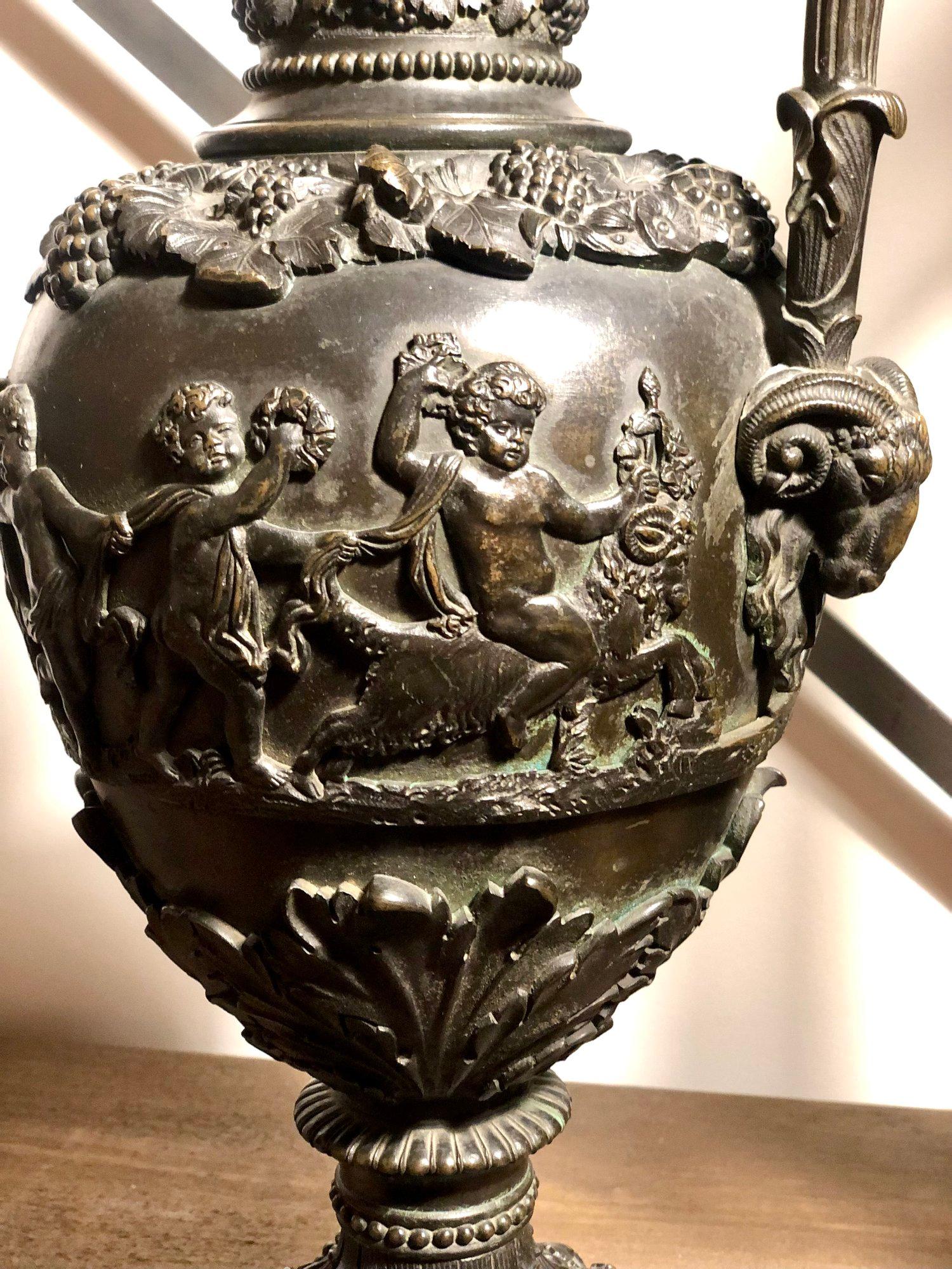 Grande coppia di gocce di bronzo baccanali francesi del XIX secolo con figure di Cupido in vendita 1