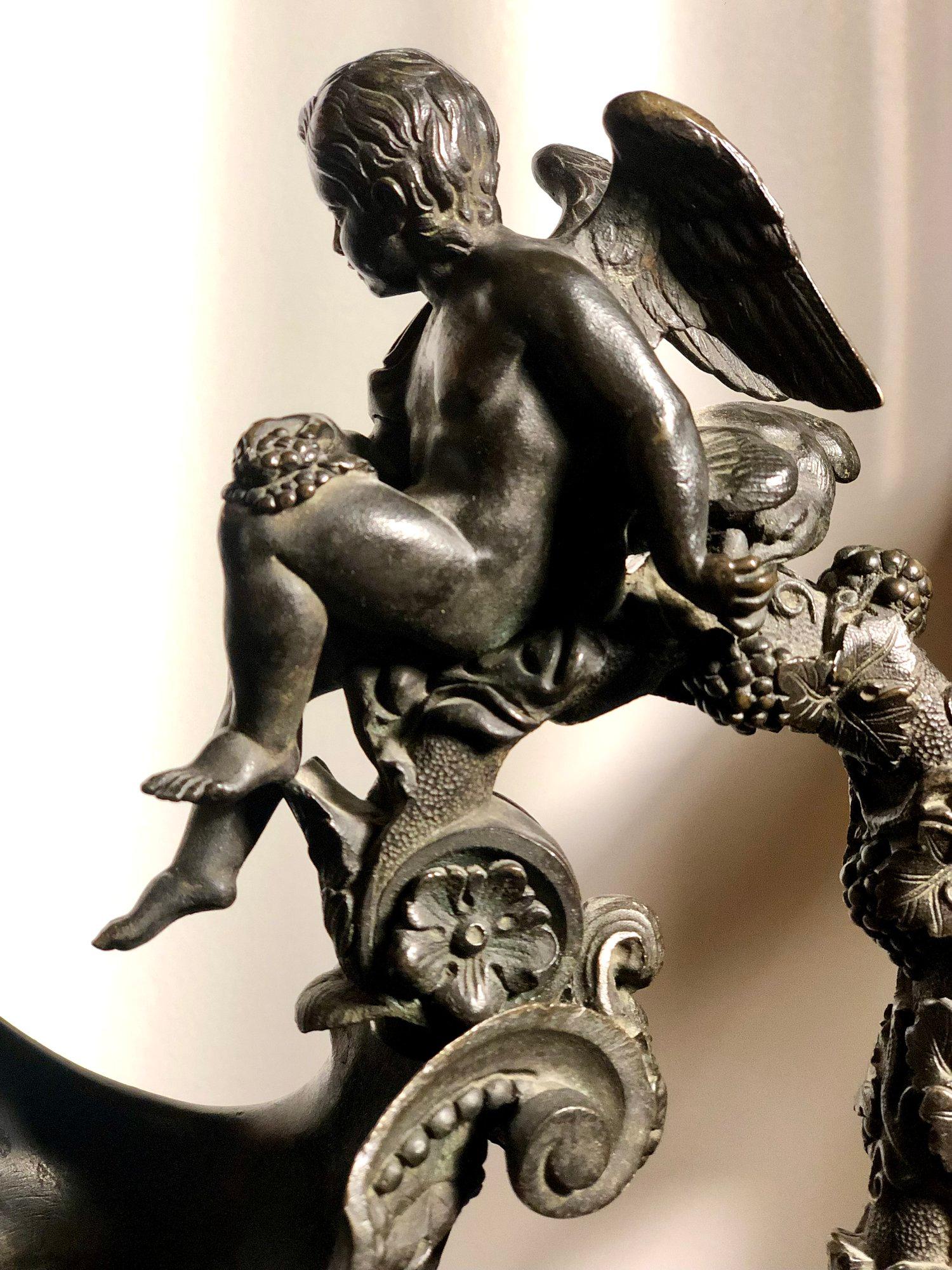 Grande coppia di gocce di bronzo baccanali francesi del XIX secolo con figure di Cupido in vendita 2