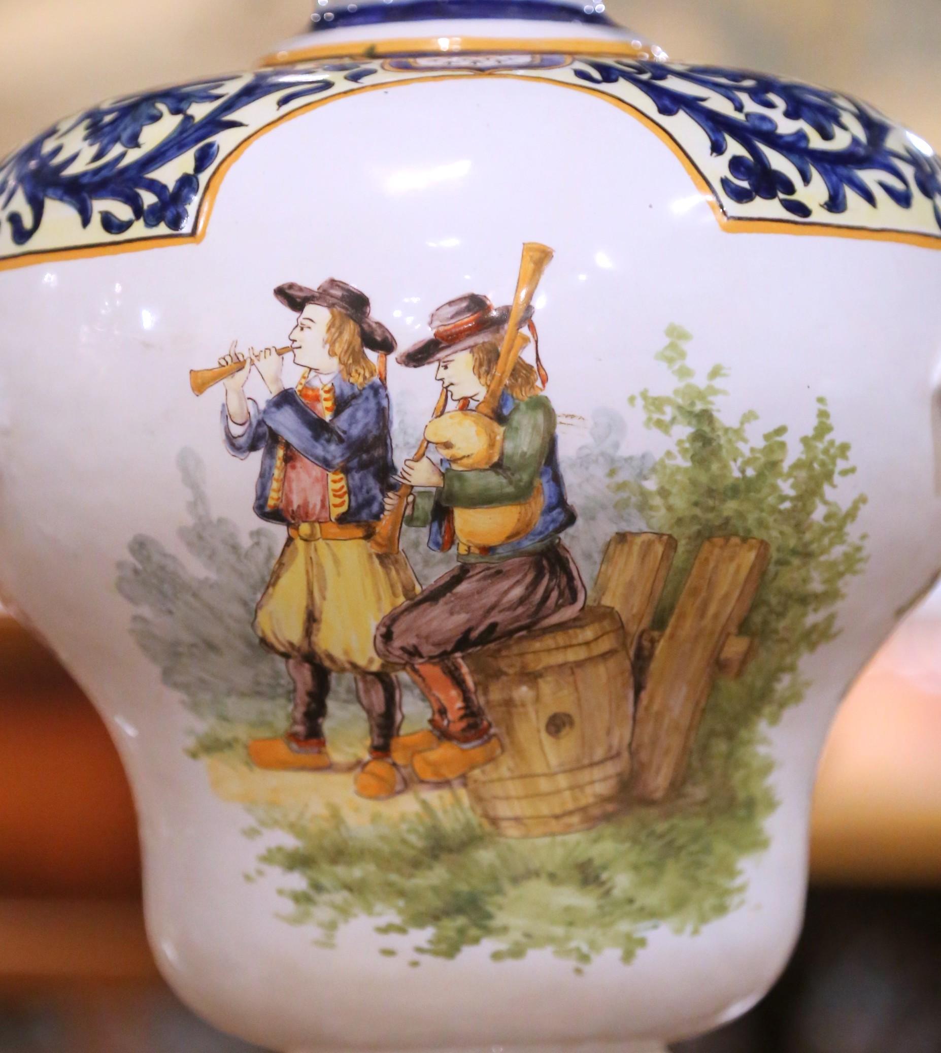 Grande paire d'urnes en faïence de Desvres du 19e siècle avec poignées torsadées en vente 2