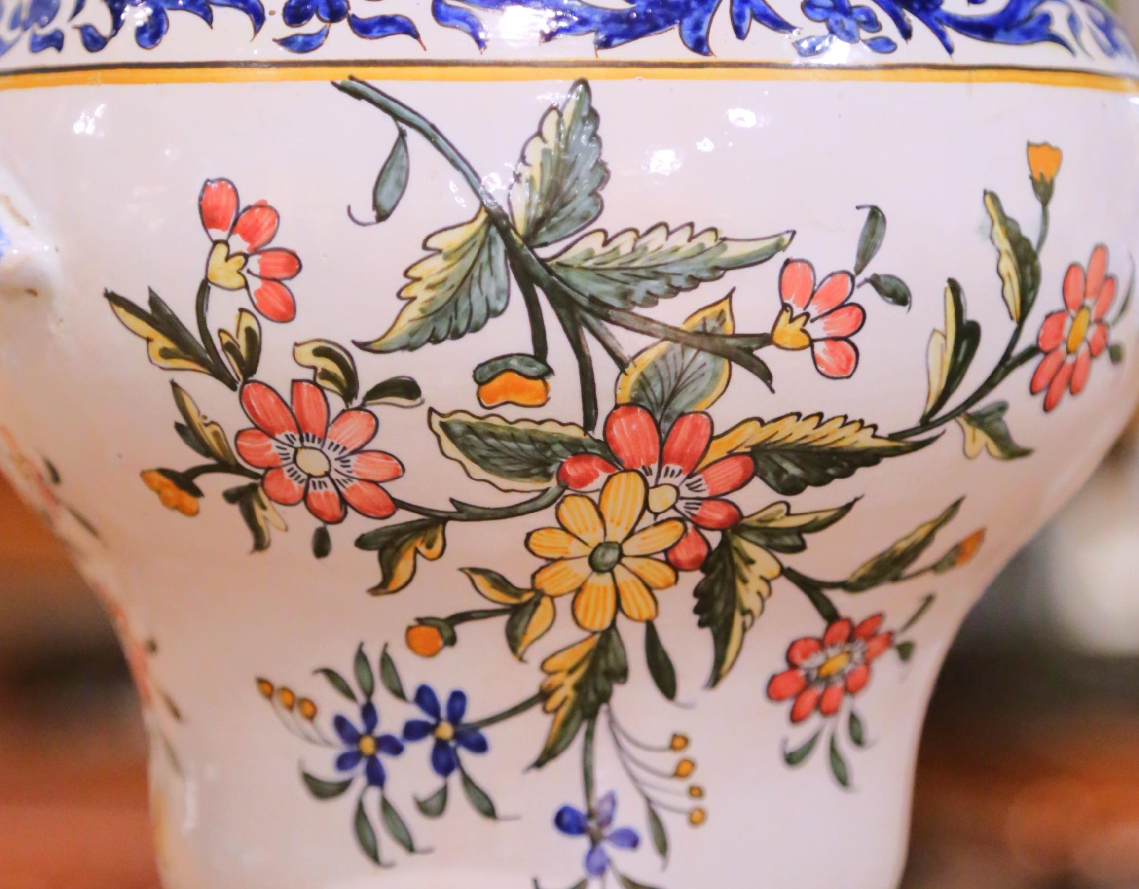 Grande paire d'urnes en faïence de Desvres du 19e siècle avec poignées torsadées en vente 5