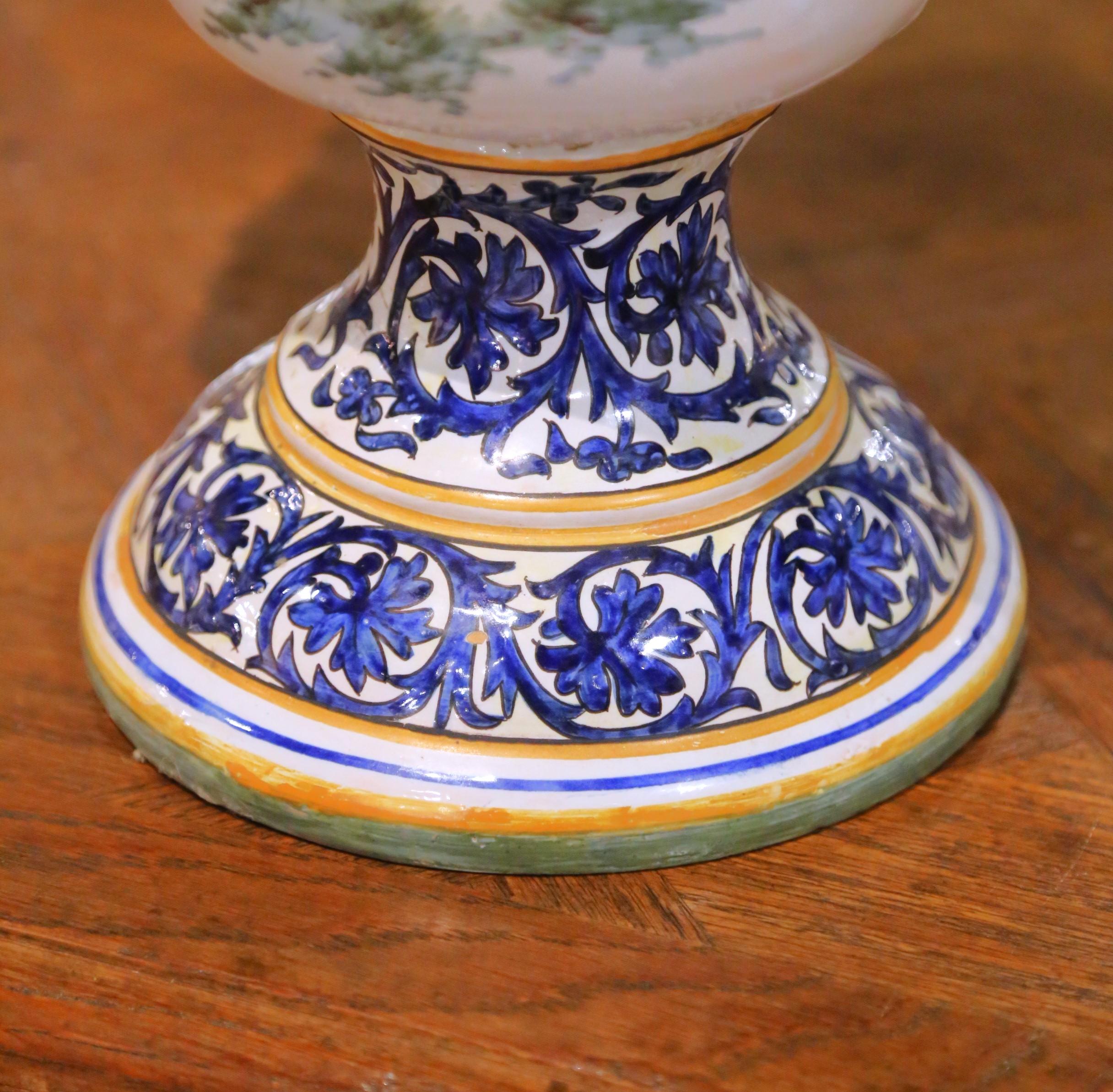 Grande paire d'urnes en faïence de Desvres du 19e siècle avec poignées torsadées en vente 6