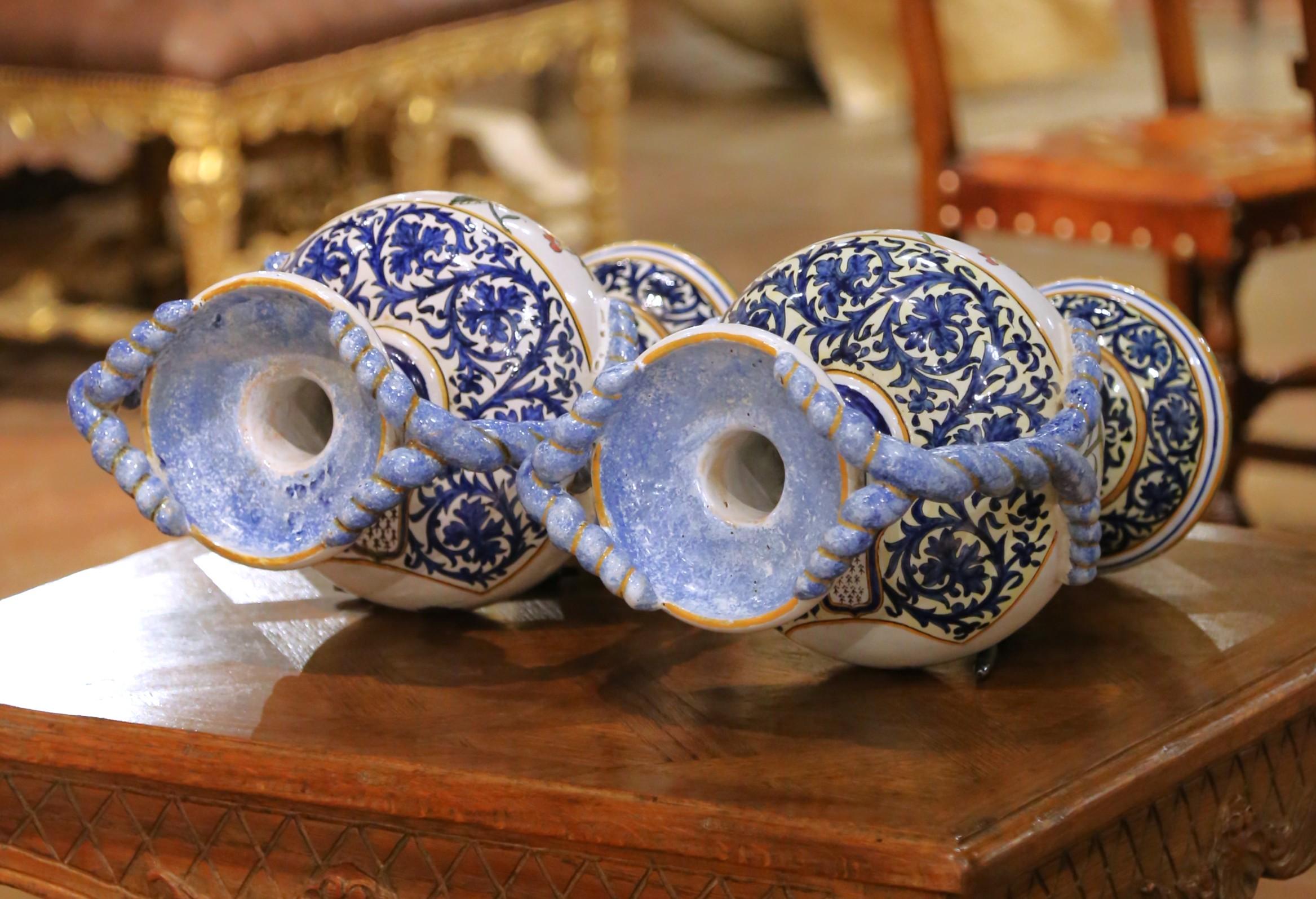 Grande paire d'urnes en faïence de Desvres du 19e siècle avec poignées torsadées en vente 7