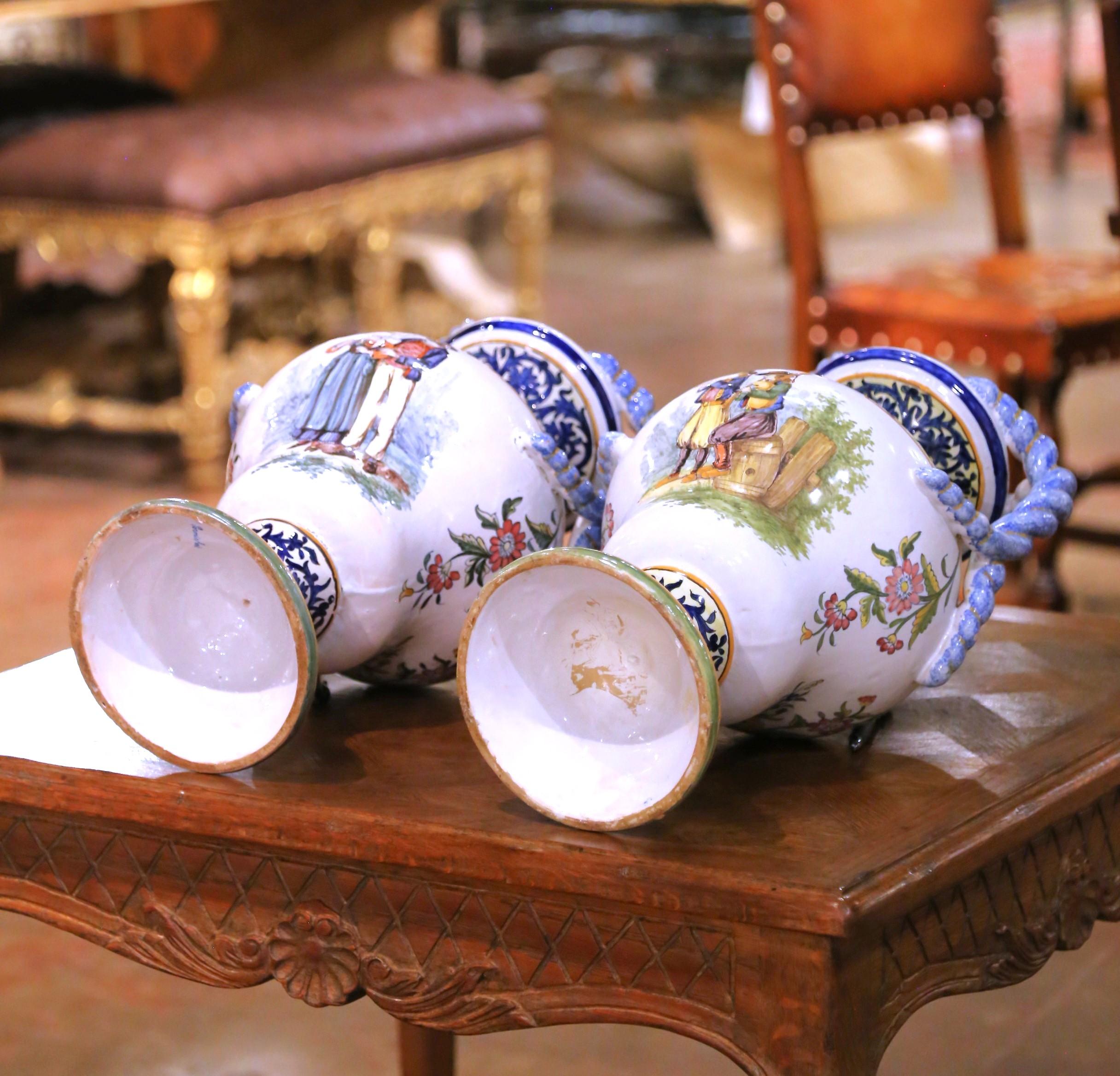 Grande paire d'urnes en faïence de Desvres du 19e siècle avec poignées torsadées en vente 8