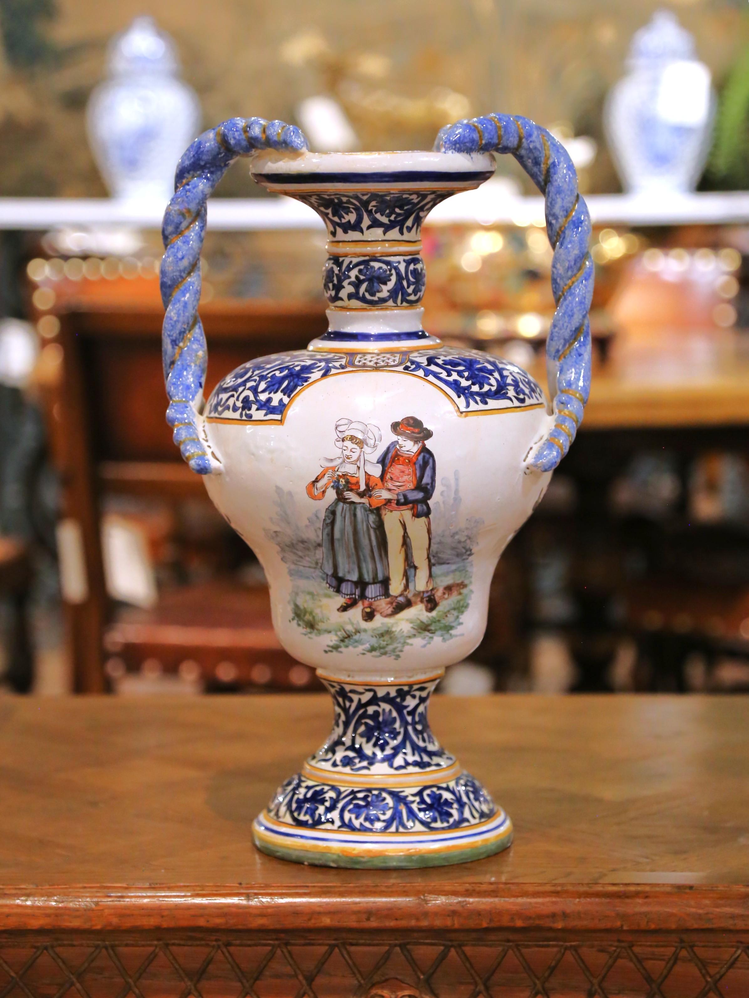 Louis XV Grande paire d'urnes en faïence de Desvres du 19e siècle avec poignées torsadées en vente