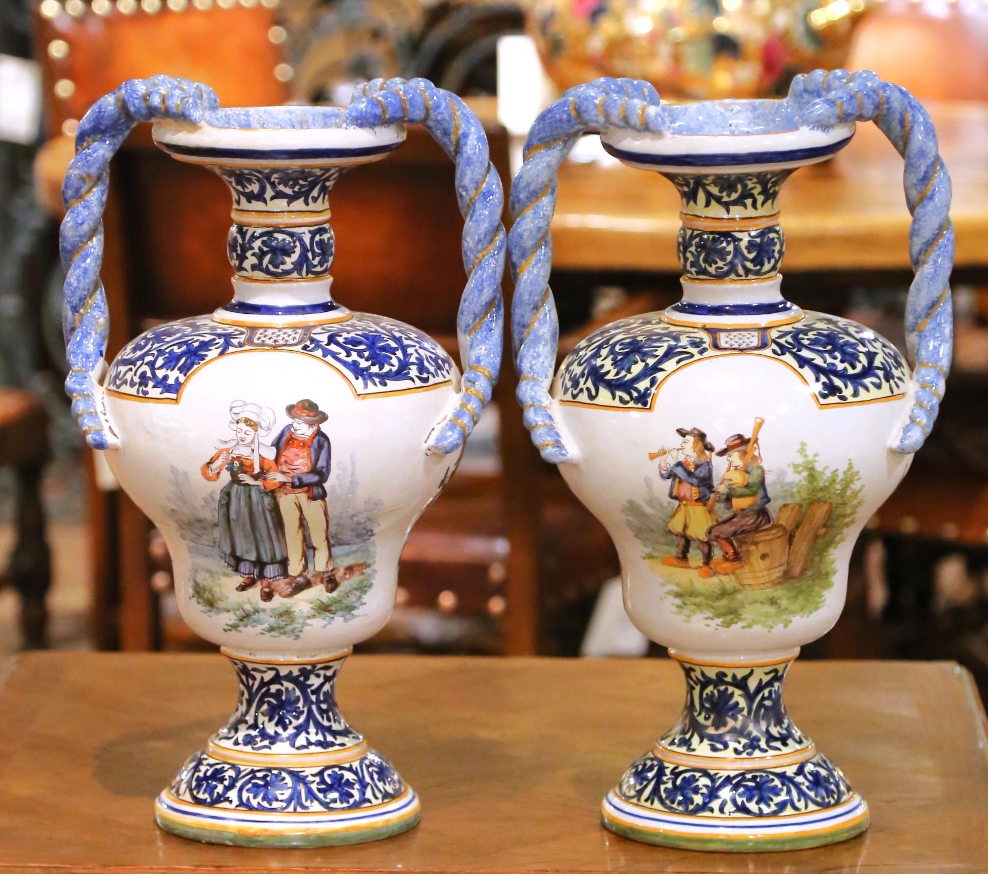 Fait main Grande paire d'urnes en faïence de Desvres du 19e siècle avec poignées torsadées en vente