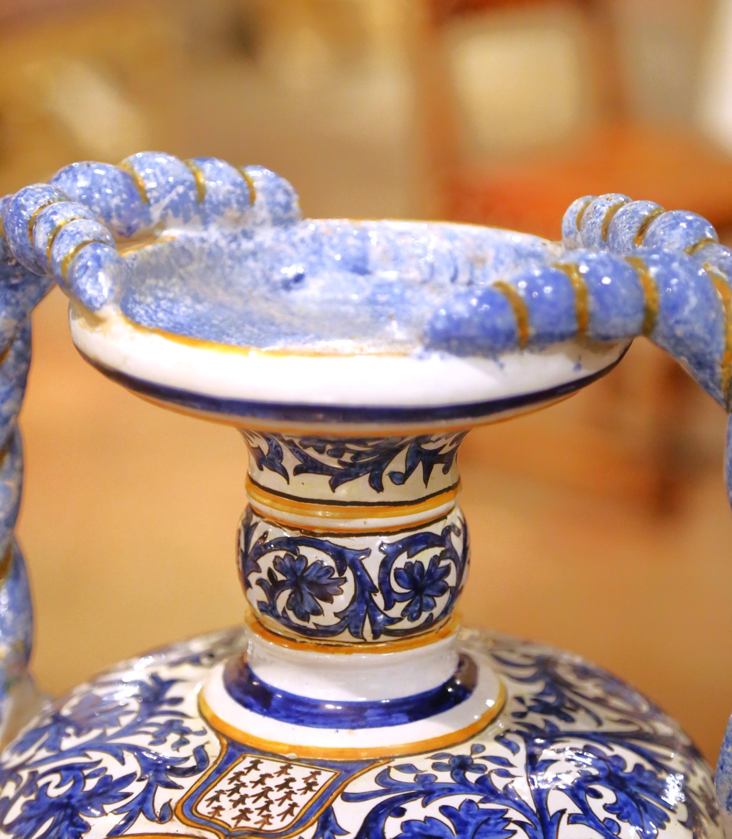 XIXe siècle Grande paire d'urnes en faïence de Desvres du 19e siècle avec poignées torsadées en vente