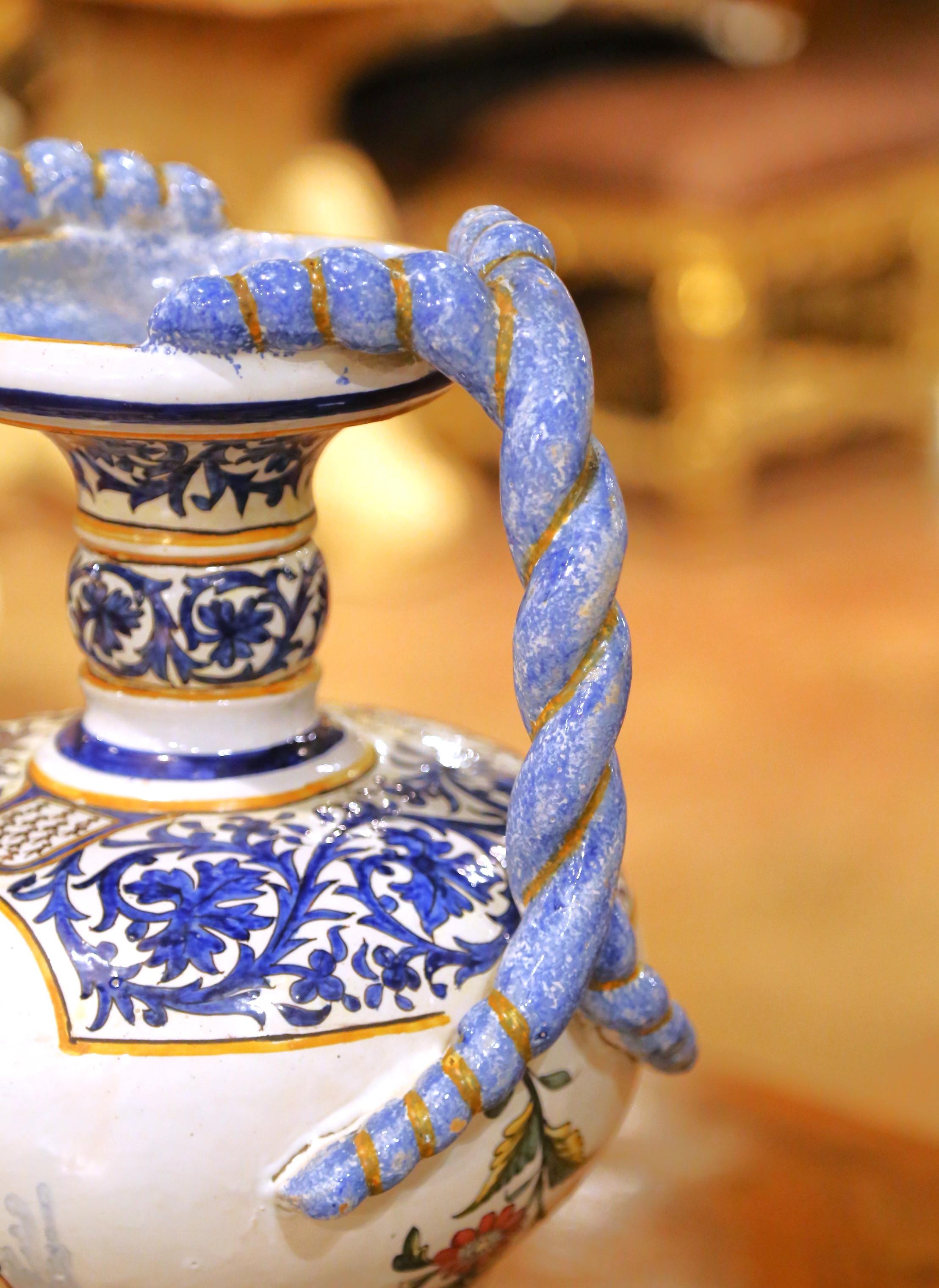 Céramique Grande paire d'urnes en faïence de Desvres du 19e siècle avec poignées torsadées en vente