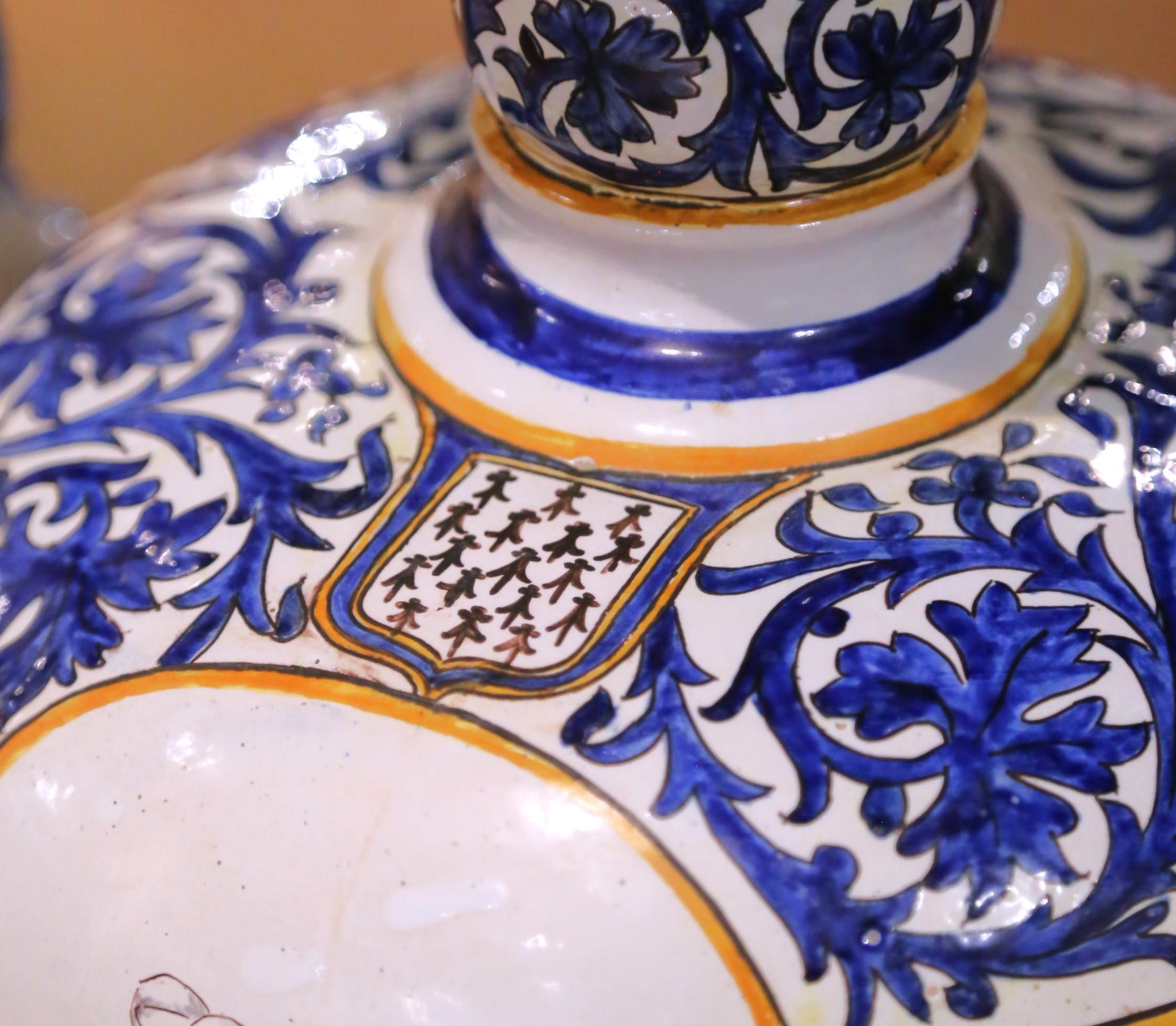 Grande paire d'urnes en faïence de Desvres du 19e siècle avec poignées torsadées en vente 1