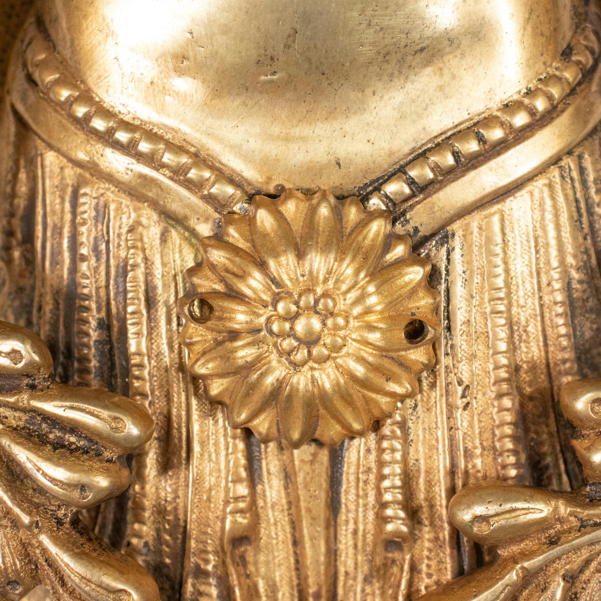 Grande paire d'appliques de style Empire français du 19ème siècle en bronze doré en vente 7
