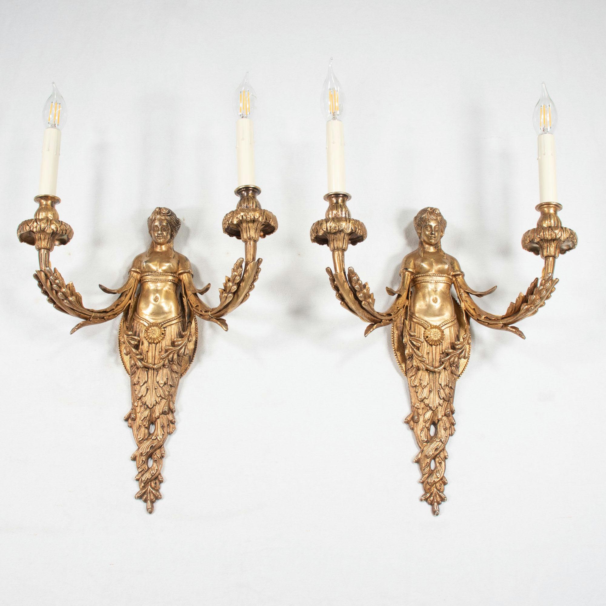 Français Grande paire d'appliques de style Empire français du 19ème siècle en bronze doré en vente