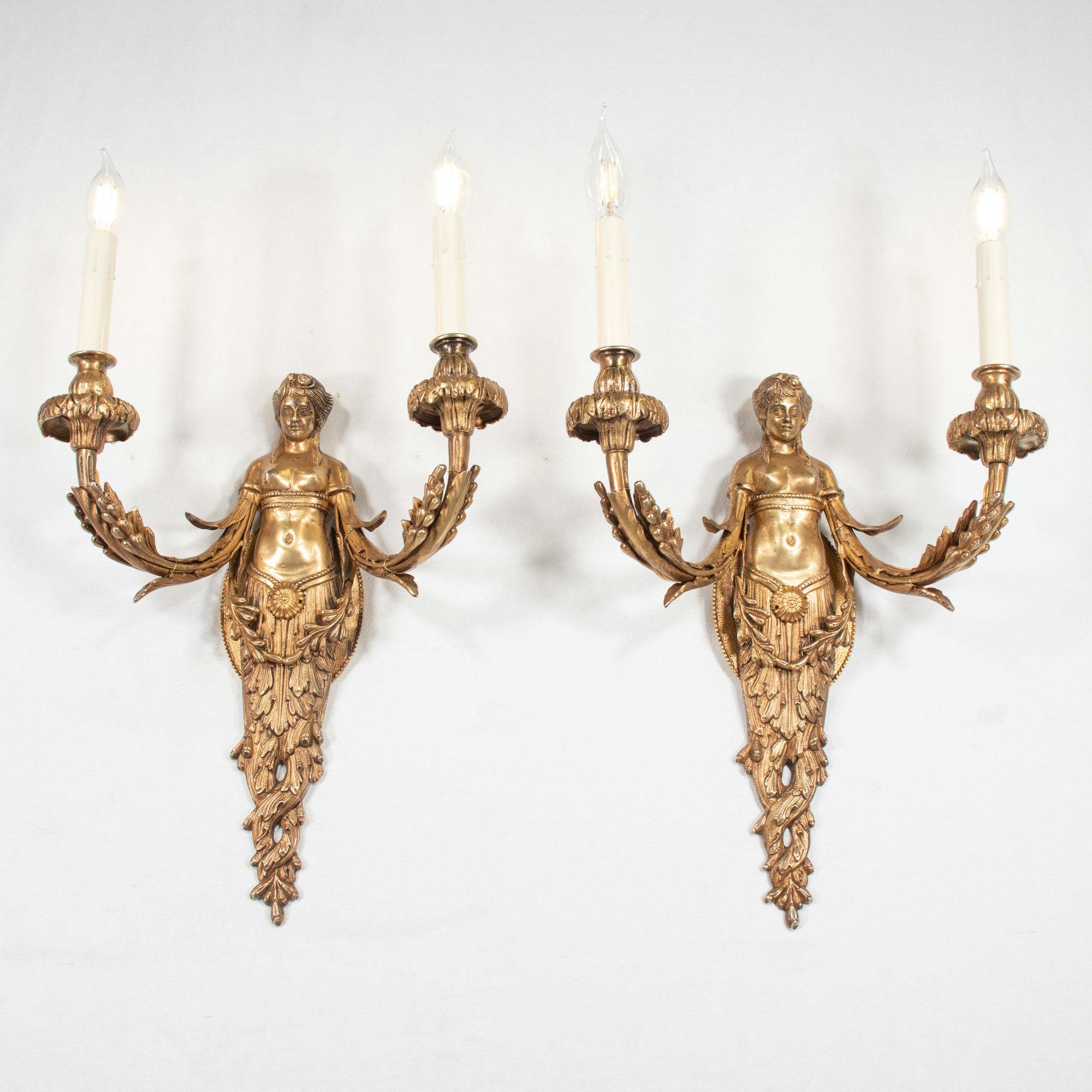 Fait main Grande paire d'appliques de style Empire français du 19ème siècle en bronze doré en vente