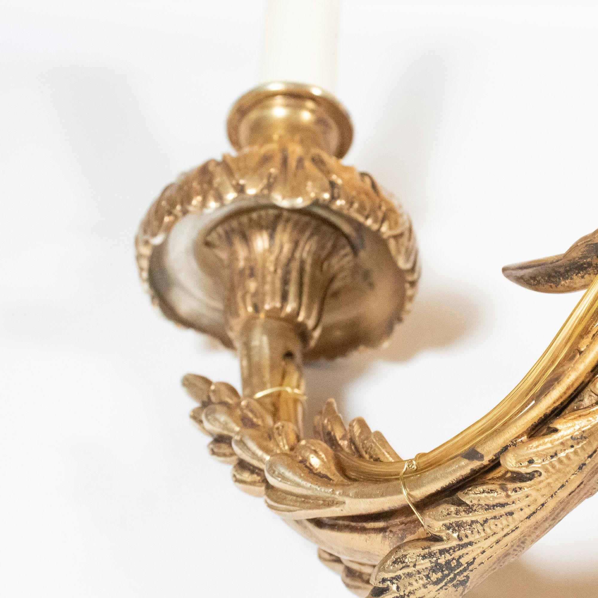 Grande paire d'appliques de style Empire français du 19ème siècle en bronze doré en vente 1
