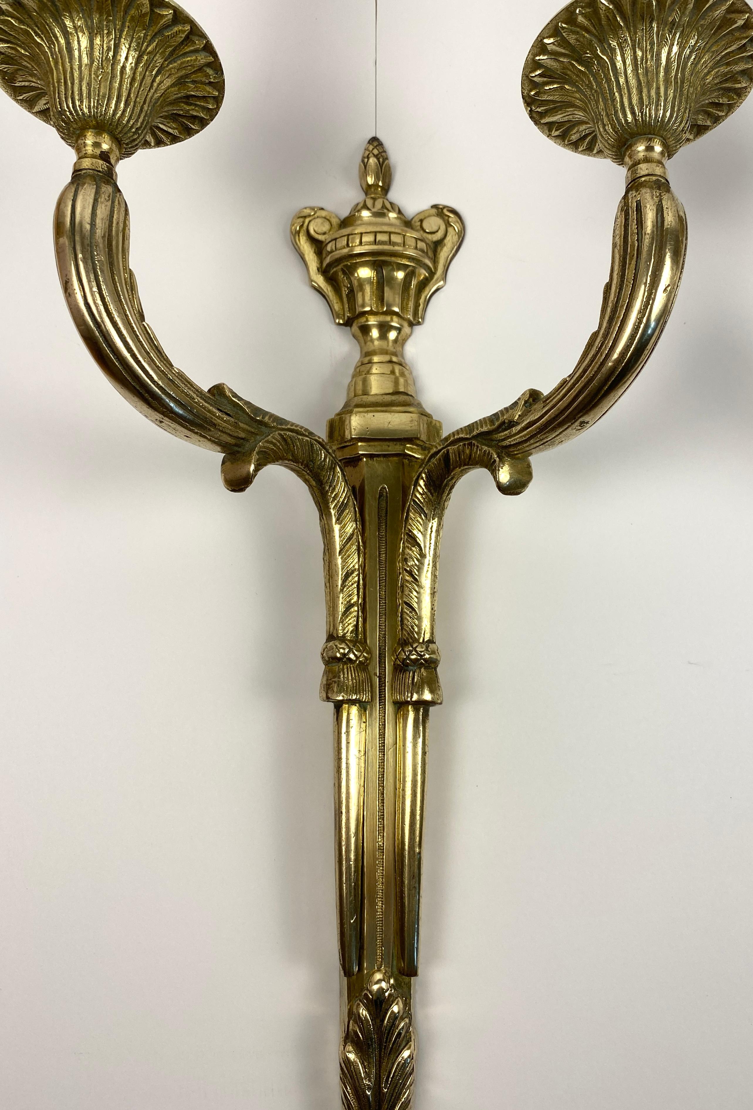 Gran Pareja de Apliques de Bronce de Dos Brazos Estilo Luis XVI Franceses del Siglo XIX en venta 4