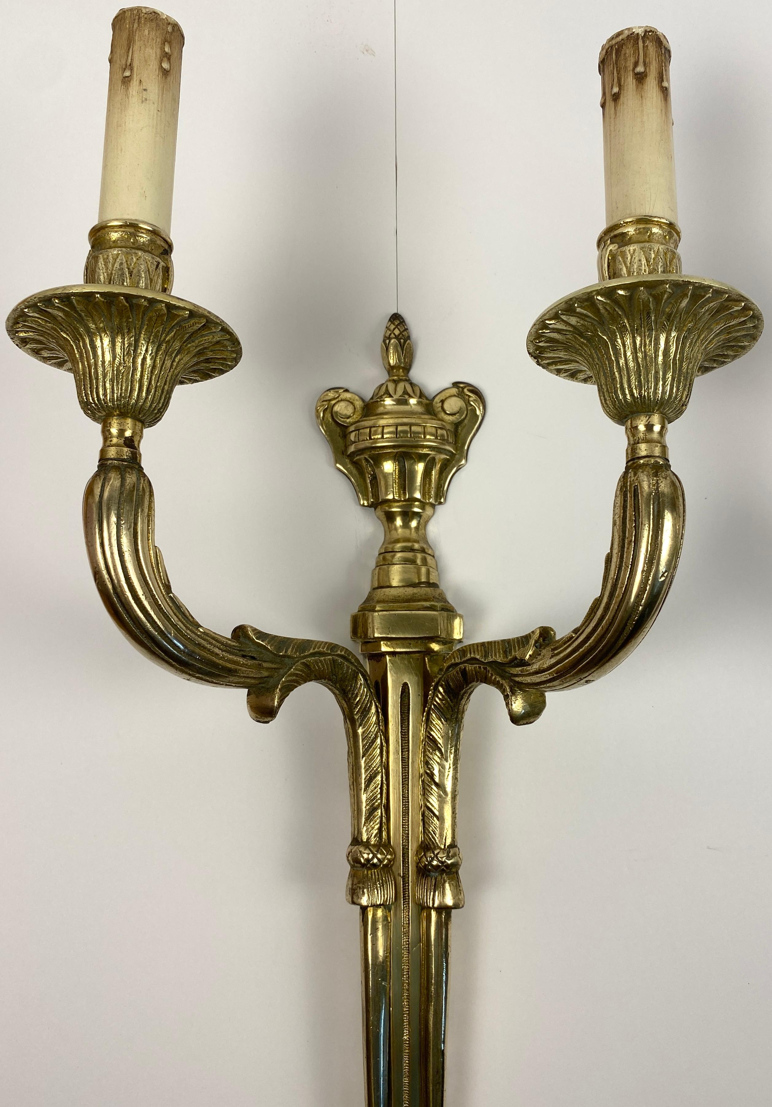Gran Pareja de Apliques de Bronce de Dos Brazos Estilo Luis XVI Franceses del Siglo XIX en venta 5