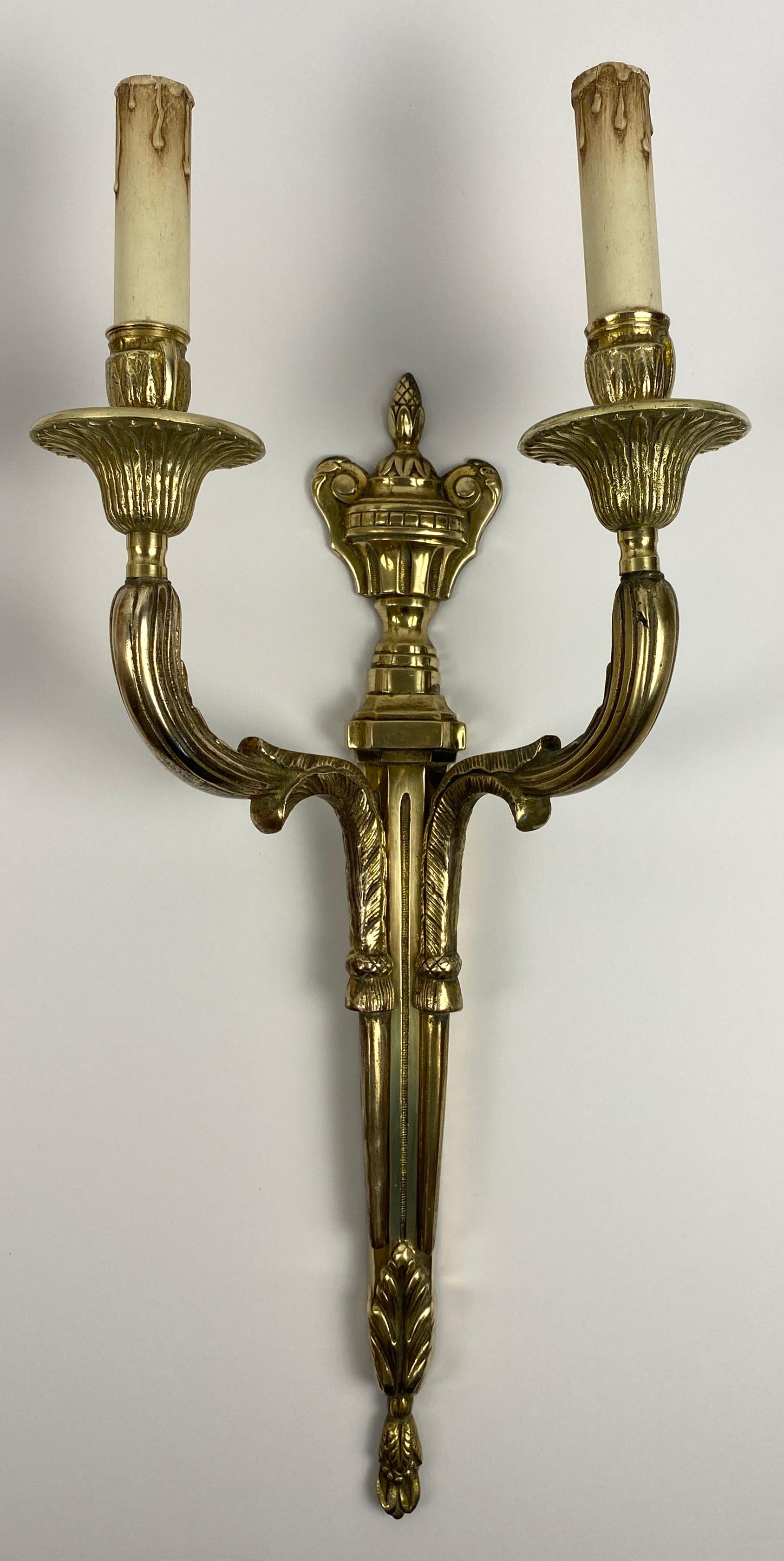 Gran Pareja de Apliques de Bronce de Dos Brazos Estilo Luis XVI Franceses del Siglo XIX en venta 6