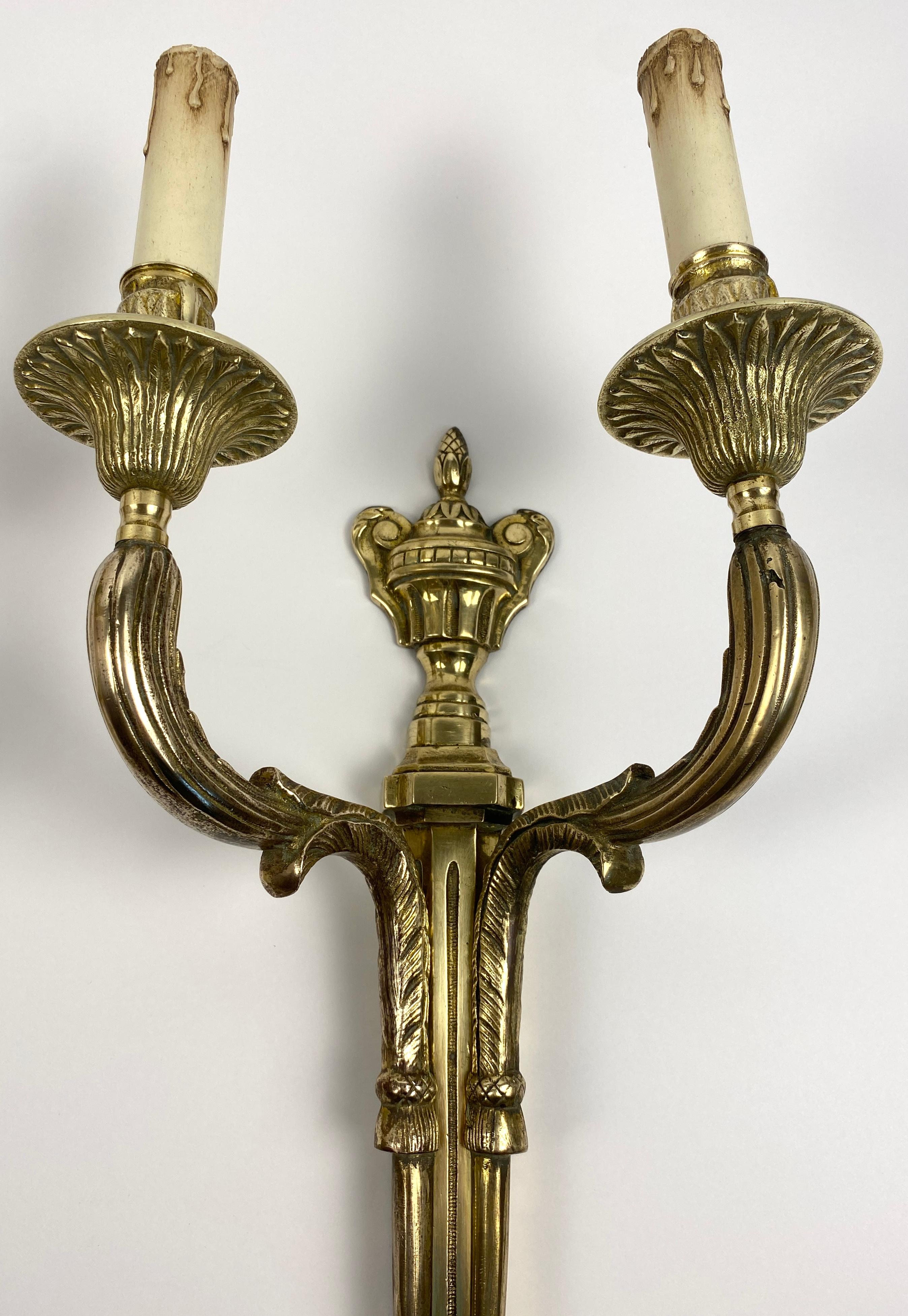 Gran Pareja de Apliques de Bronce de Dos Brazos Estilo Luis XVI Franceses del Siglo XIX Francés en venta