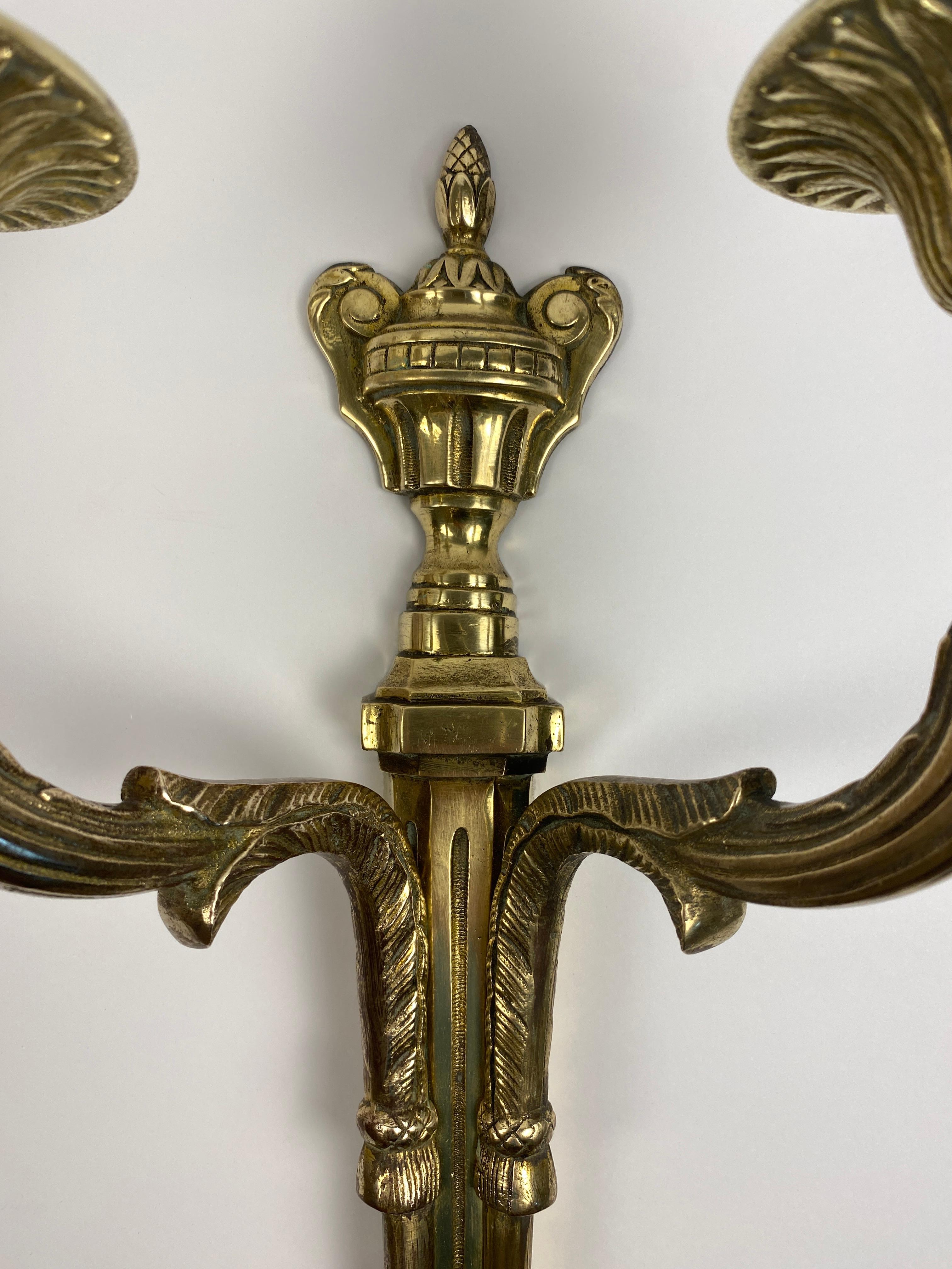 Gran Pareja de Apliques de Bronce de Dos Brazos Estilo Luis XVI Franceses del Siglo XIX en Bueno estado para la venta en Miami, FL