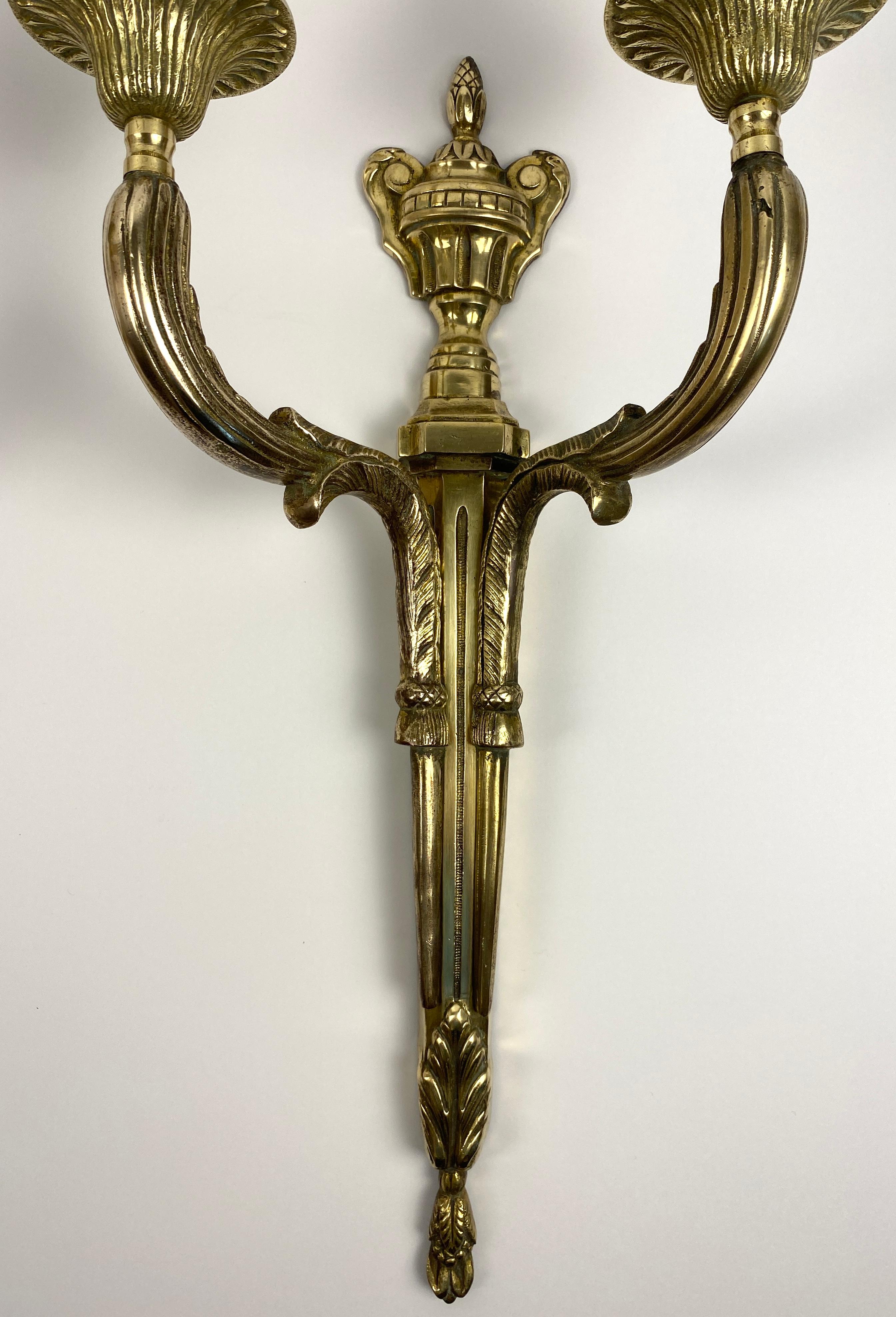 Gran Pareja de Apliques de Bronce de Dos Brazos Estilo Luis XVI Franceses del Siglo XIX siglo XIX en venta