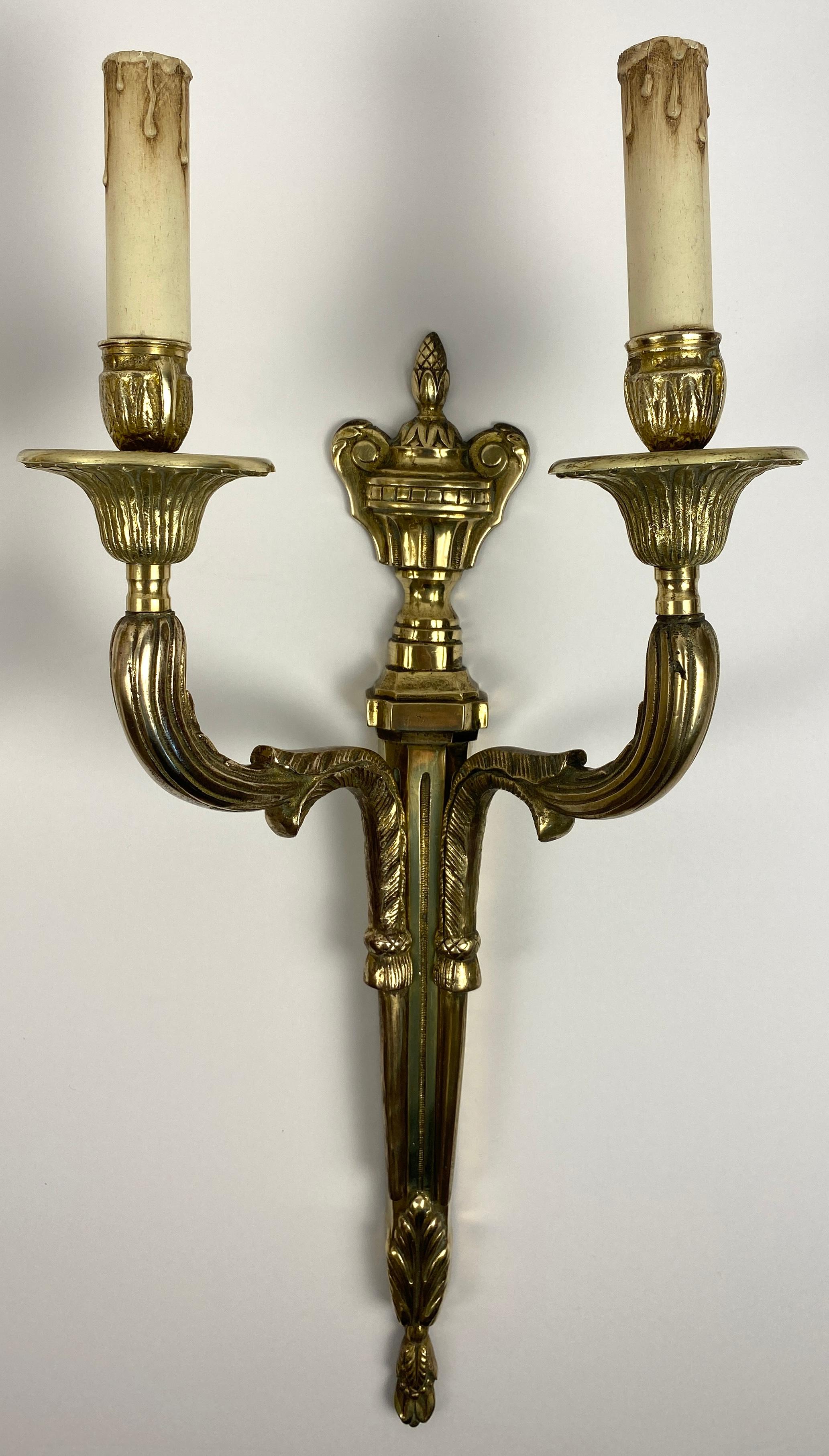 Gran Pareja de Apliques de Bronce de Dos Brazos Estilo Luis XVI Franceses del Siglo XIX en venta 1
