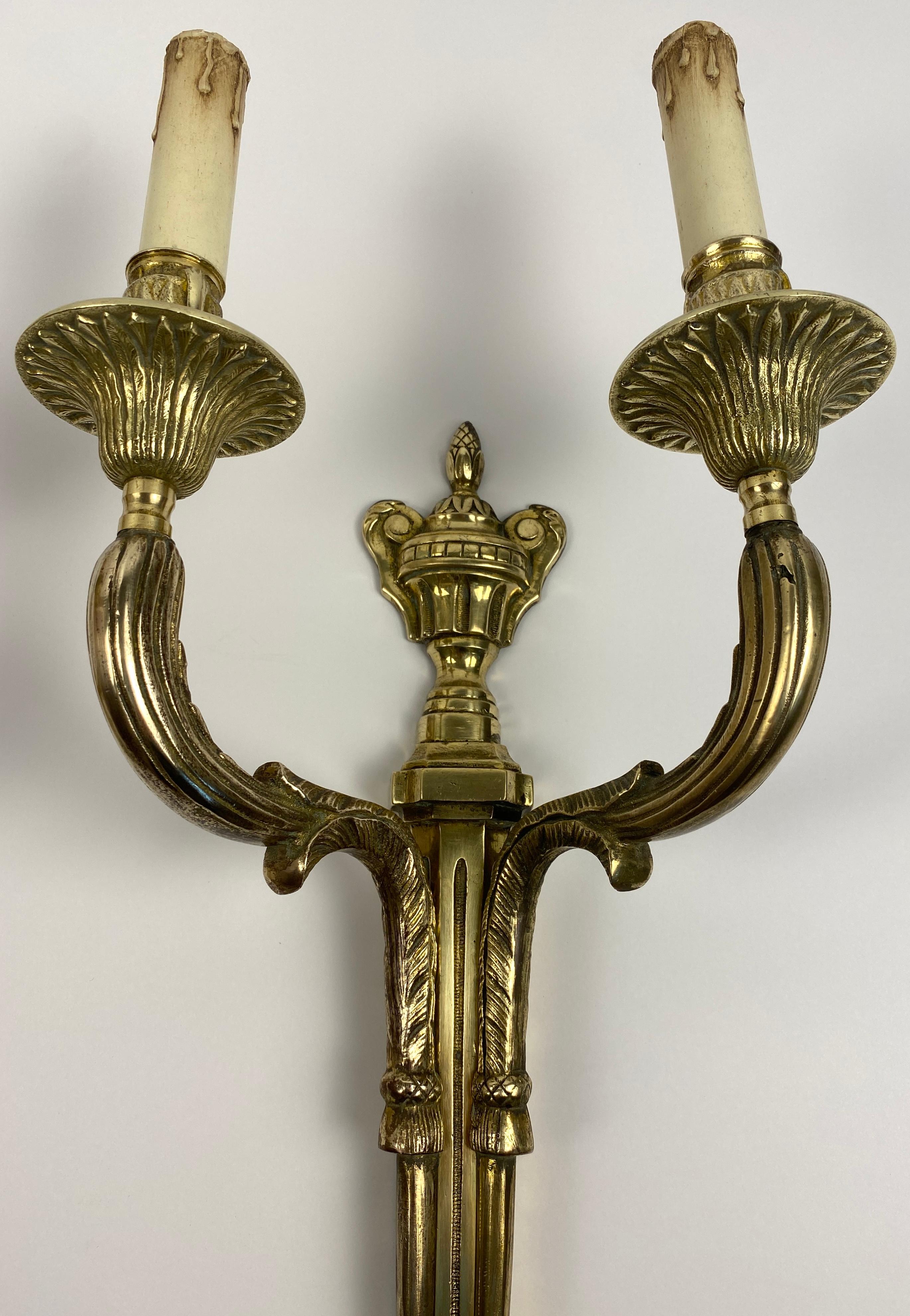 Gran Pareja de Apliques de Bronce de Dos Brazos Estilo Luis XVI Franceses del Siglo XIX en venta 2