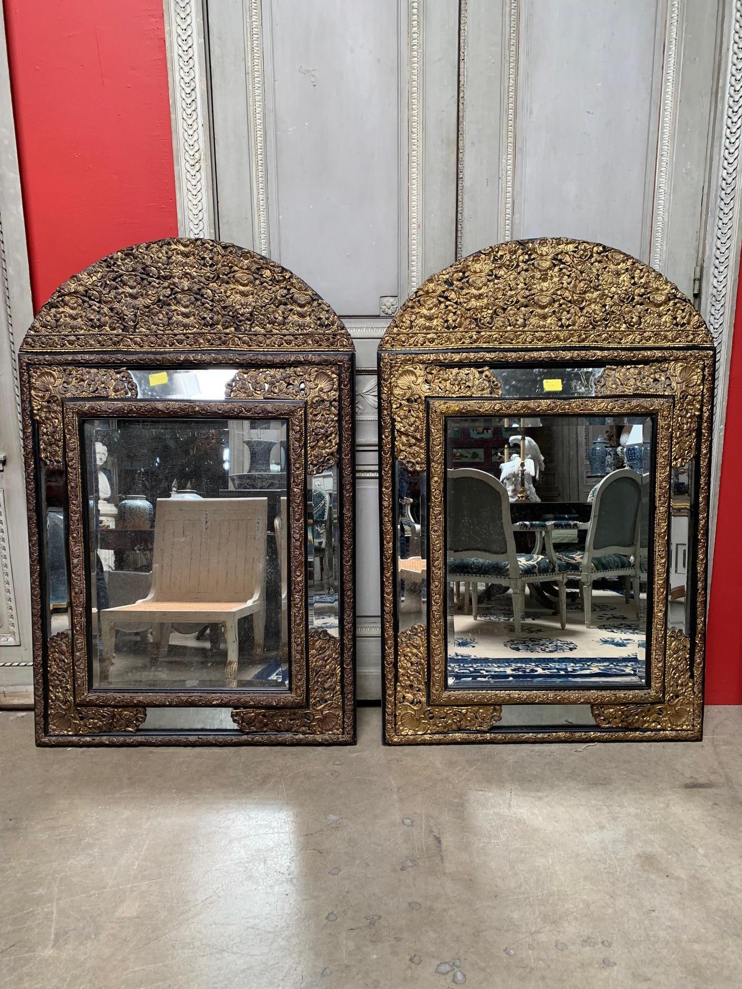 Français Paire de grands miroirs repoussés de style Régence française du 19ème siècle en vente