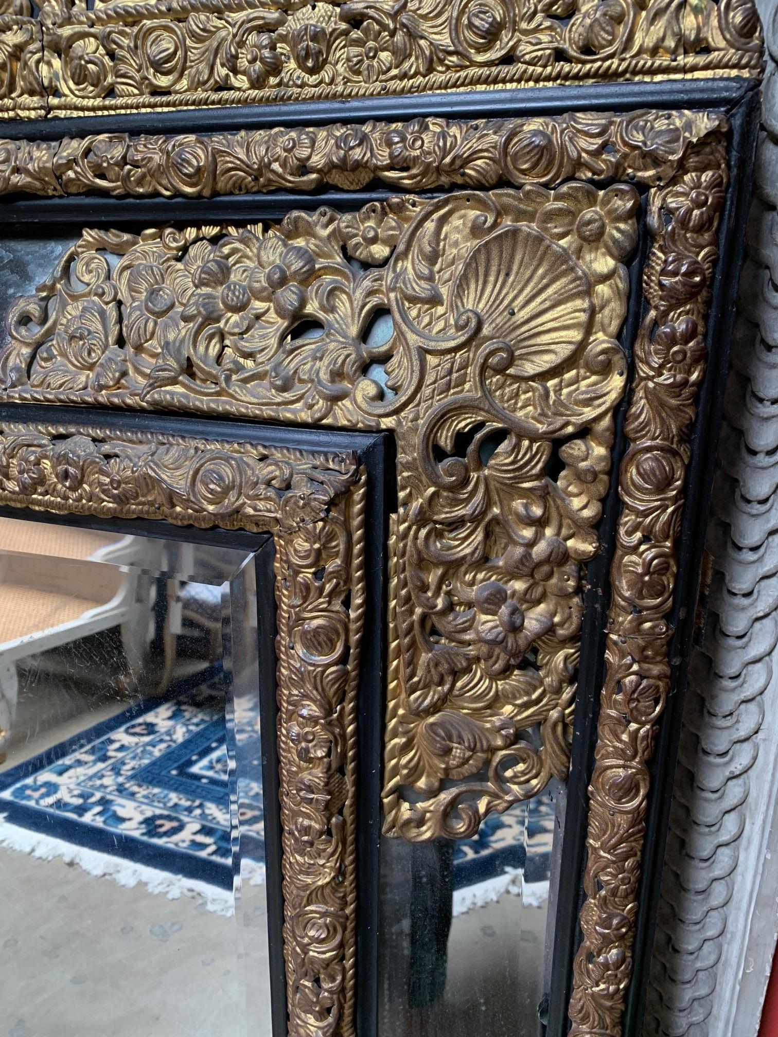 Paire de grands miroirs repoussés de style Régence française du 19ème siècle en vente 2