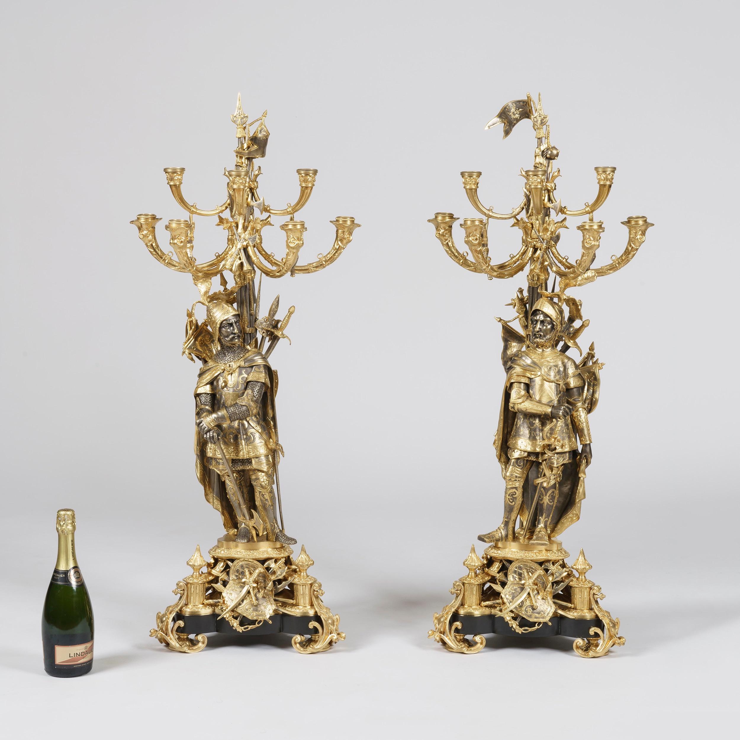 Großes Paar französischer versilberter und vergoldeter Kandelaber mit Rittern aus dem 19. Jahrhundert (Französisch) im Angebot