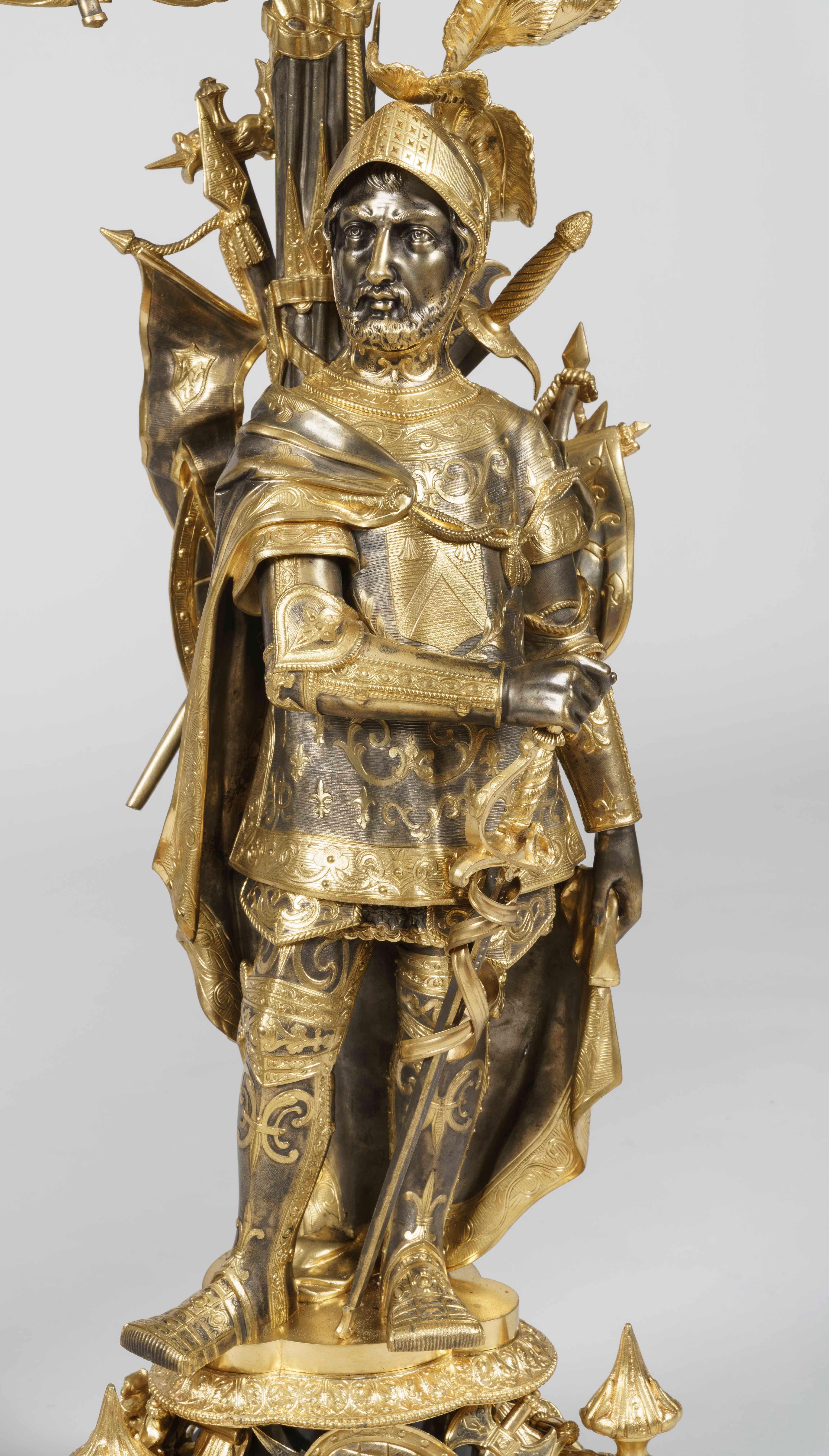 Großes Paar französischer versilberter und vergoldeter Kandelaber mit Rittern aus dem 19. Jahrhundert (Bronze) im Angebot