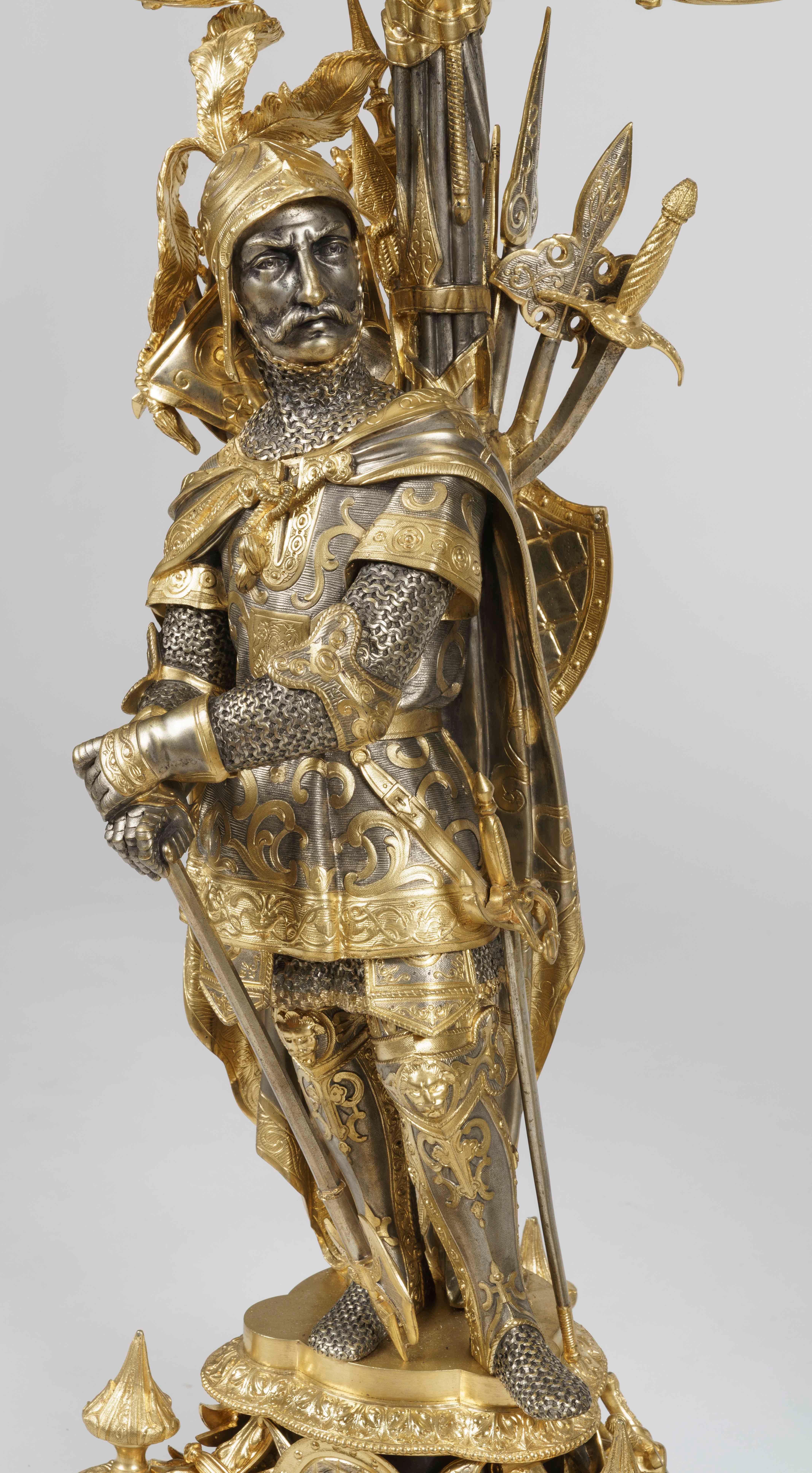Bronzo Grande coppia di candelabri francesi argentati e dorati di cavalieri del 19° secolo in vendita