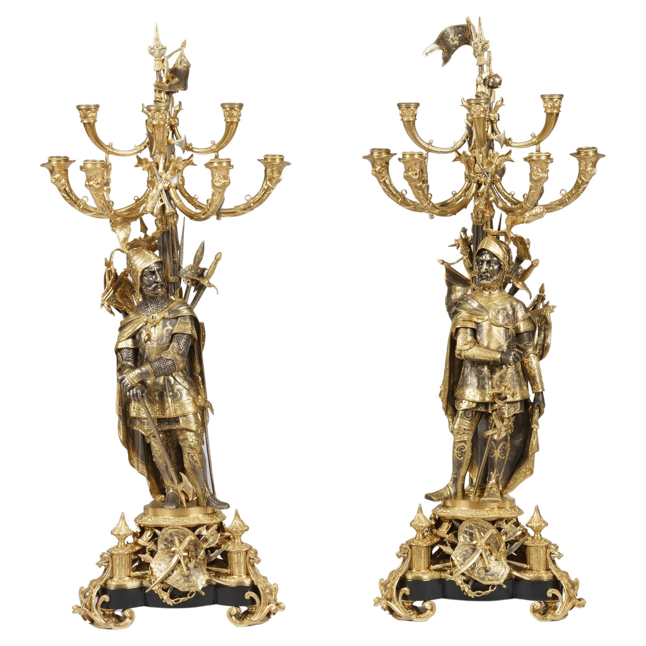 Großes Paar französischer versilberter und vergoldeter Kandelaber mit Rittern aus dem 19. Jahrhundert im Angebot