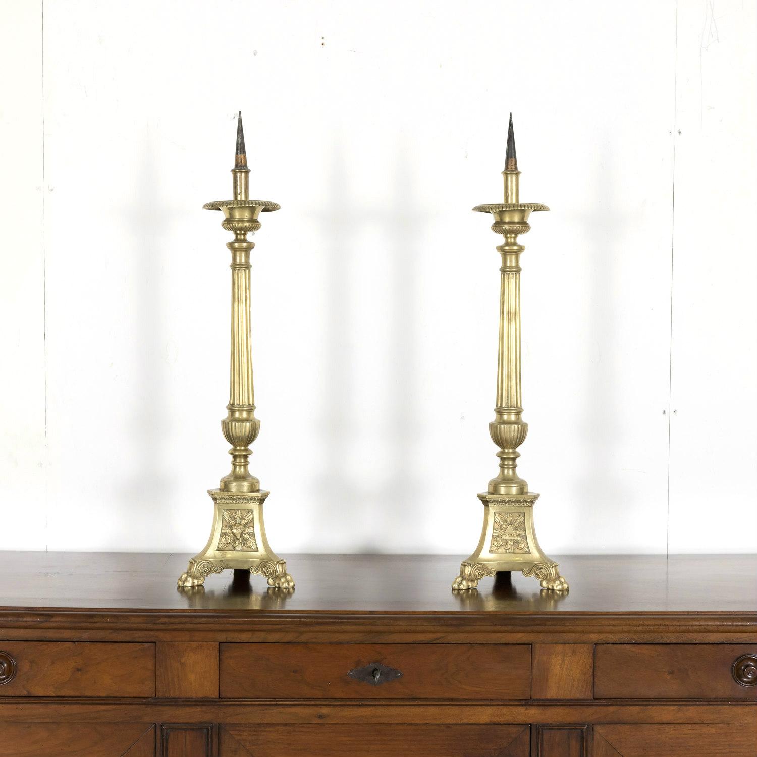 Großes Paar französischer Altarleuchter oder Kerzenständer aus massivem Messing aus dem 19. Jahrhundert (Französisch) im Angebot