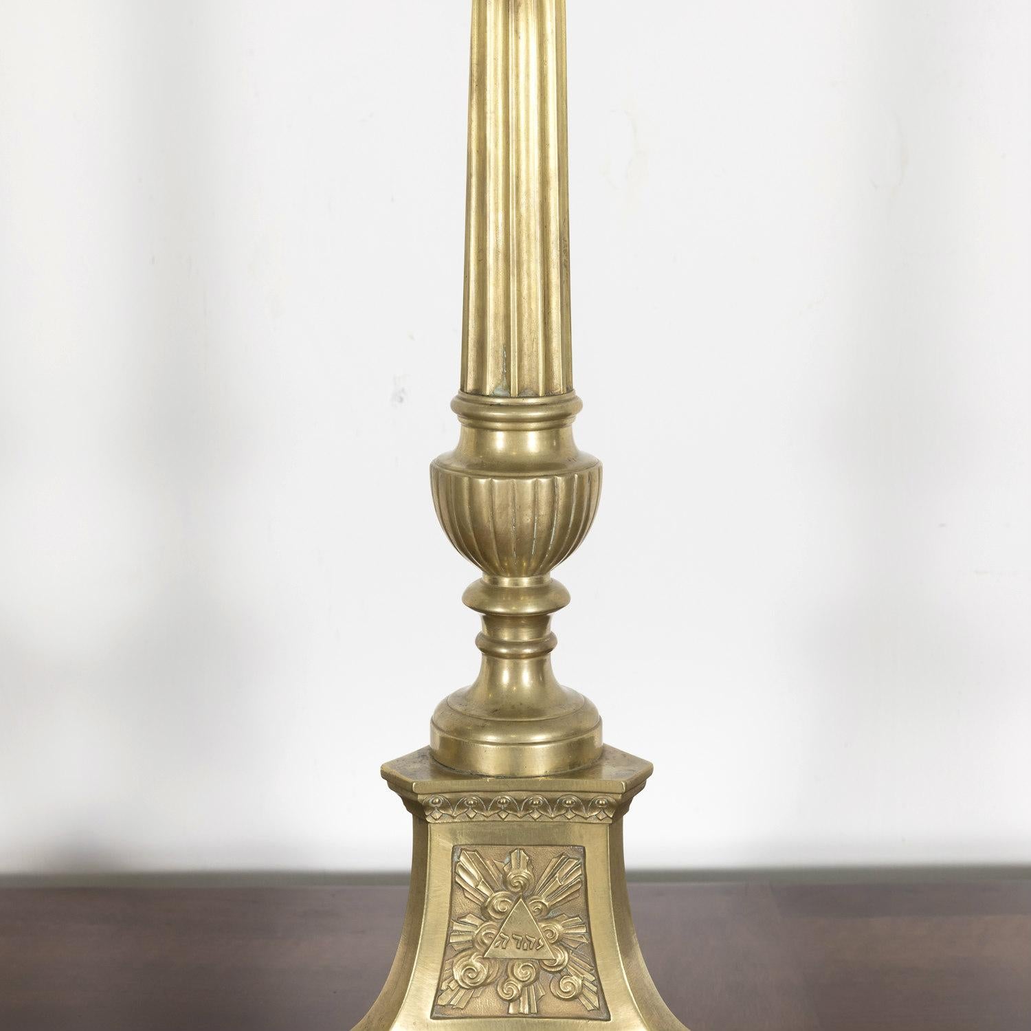 Großes Paar französischer Altarleuchter oder Kerzenständer aus massivem Messing aus dem 19. Jahrhundert (Spätes 19. Jahrhundert) im Angebot