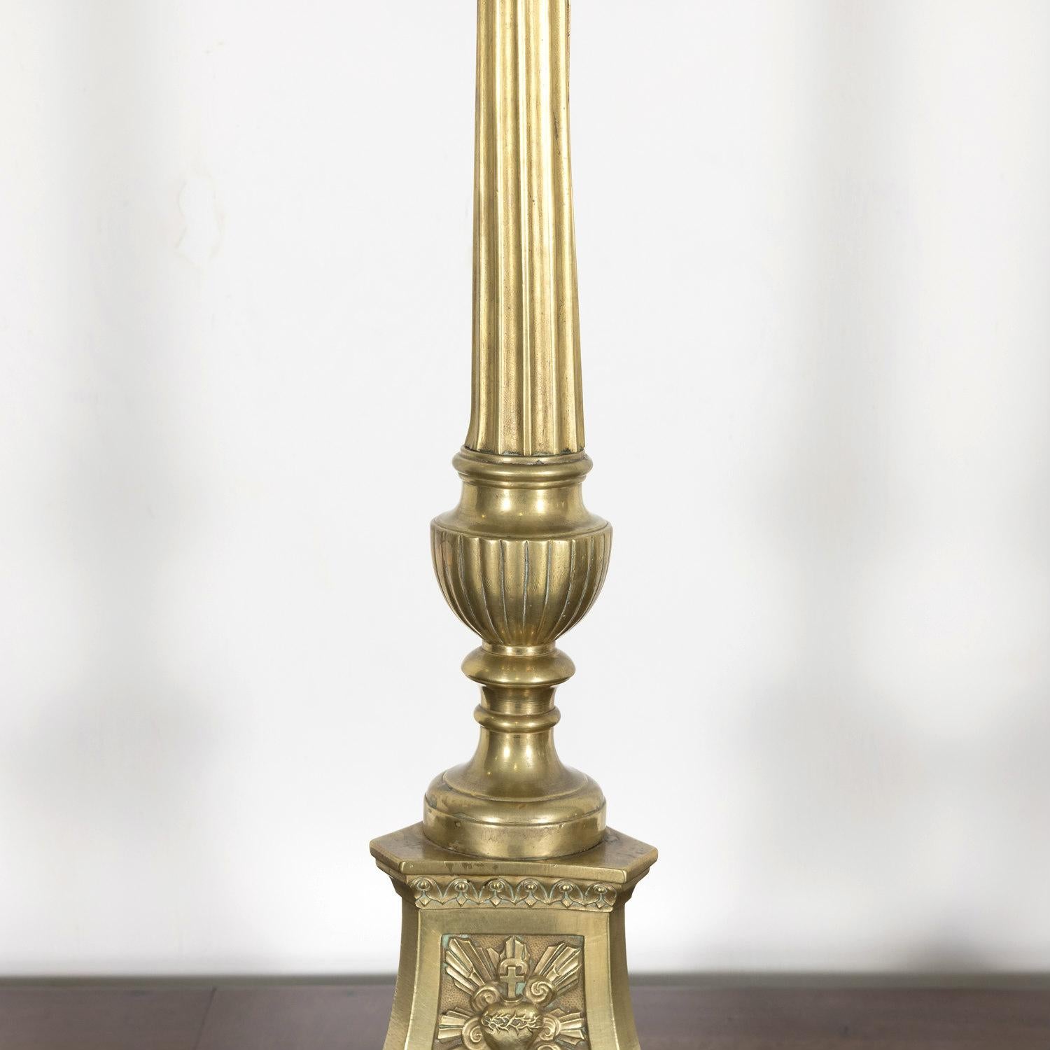 Grande coppia di grilli da altare o candelabri in ottone massiccio francesi del XIX secolo in vendita 4