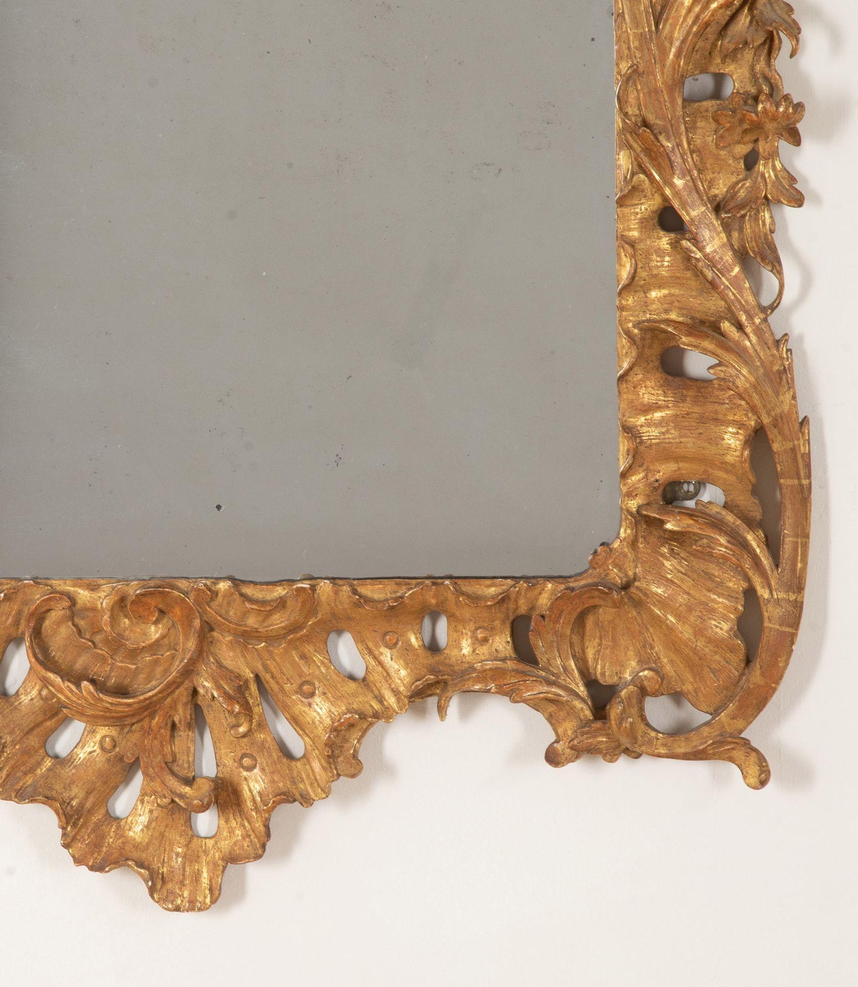 Rococò Grande coppia di specchi in legno dorato in stile George III del XIX secolo in vendita