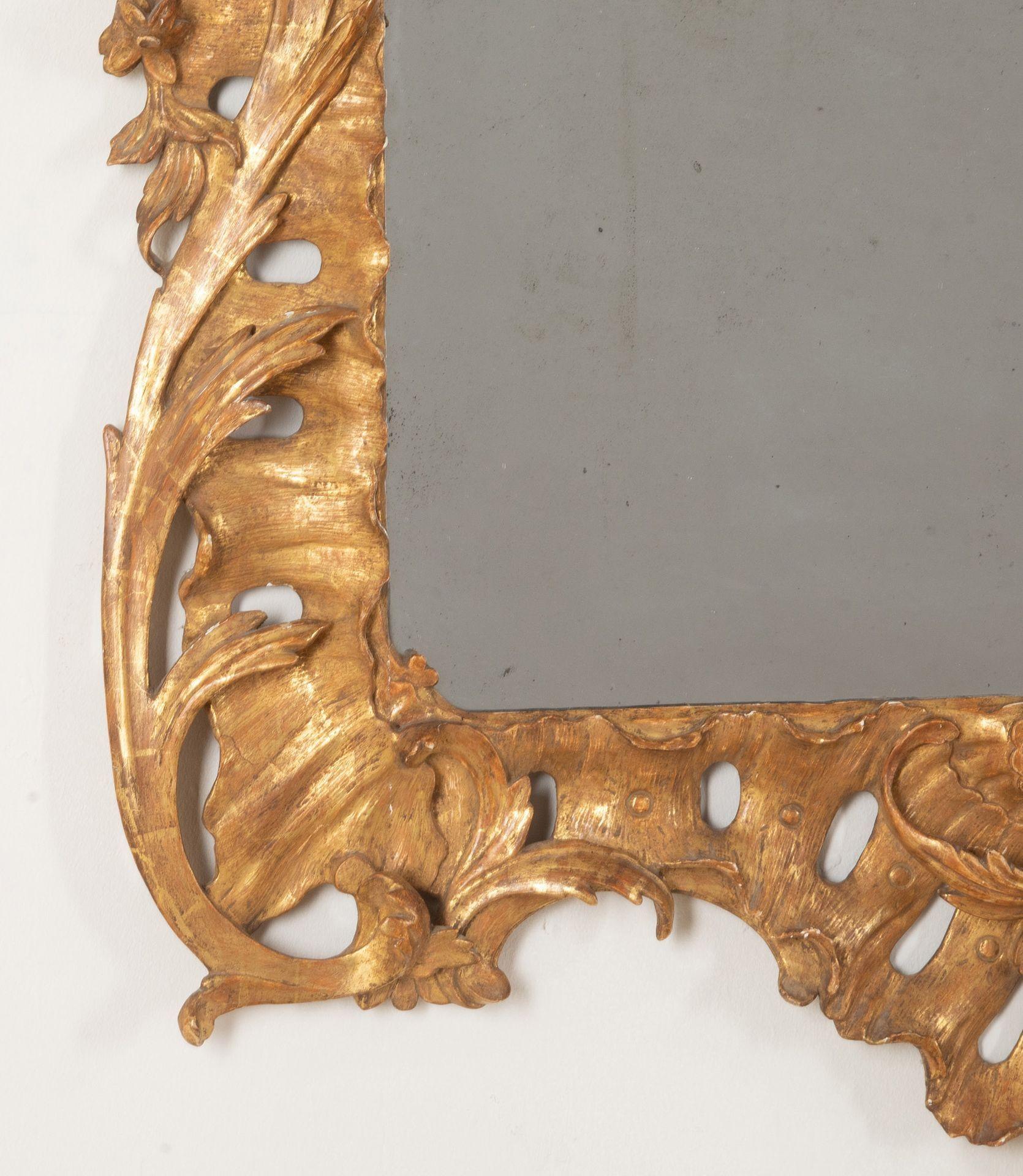 Inglese Grande coppia di specchi in legno dorato in stile George III del XIX secolo in vendita