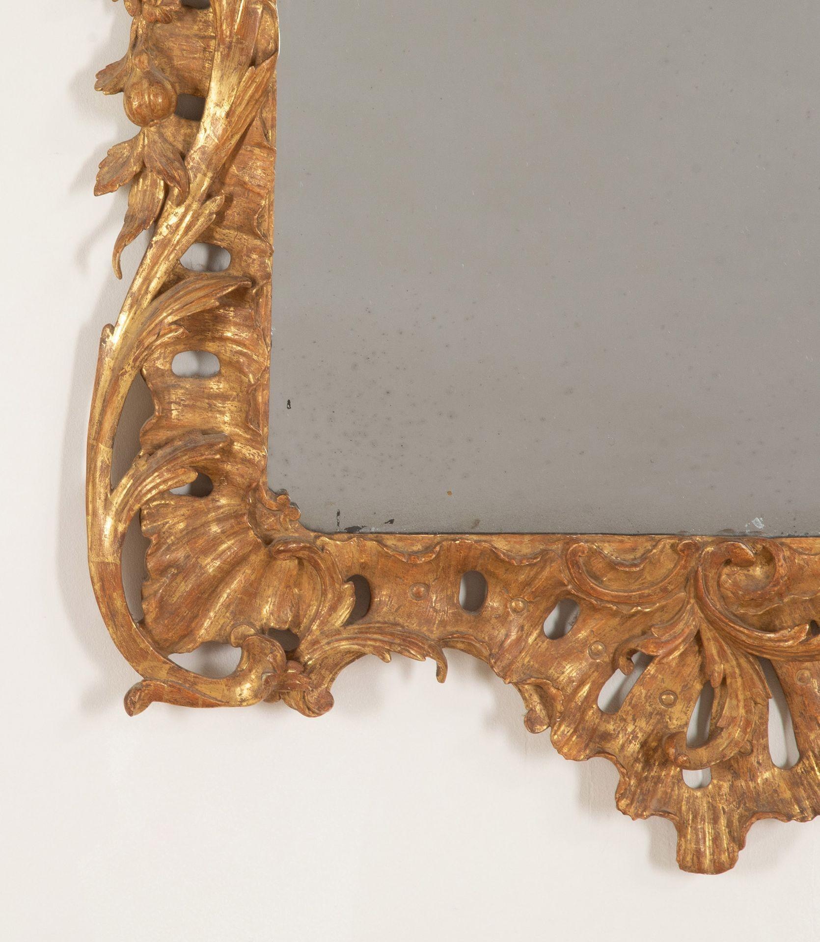 Grande coppia di specchi in legno dorato in stile George III del XIX secolo In condizioni buone in vendita a Gloucestershire, GB