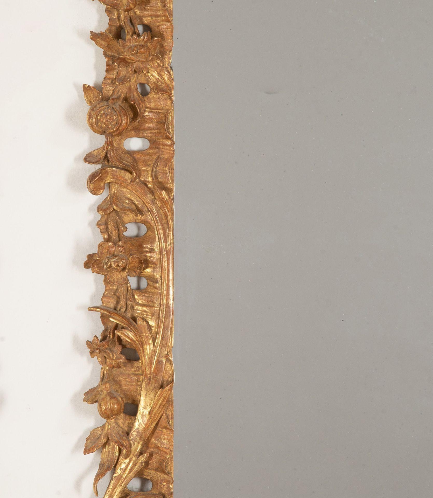 Vetro mercurizzato Grande coppia di specchi in legno dorato in stile George III del XIX secolo in vendita