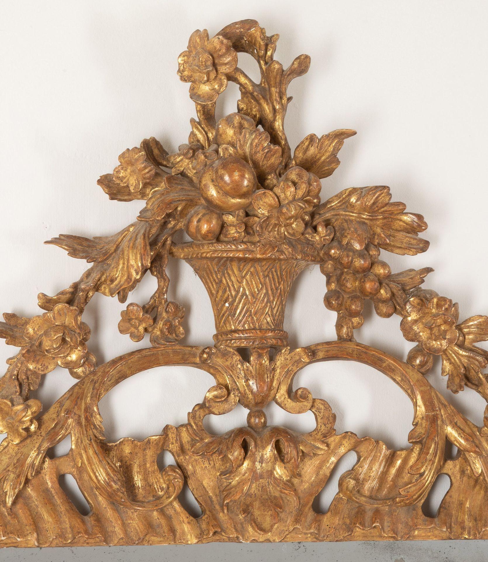 Grande coppia di specchi in legno dorato in stile George III del XIX secolo in vendita 1
