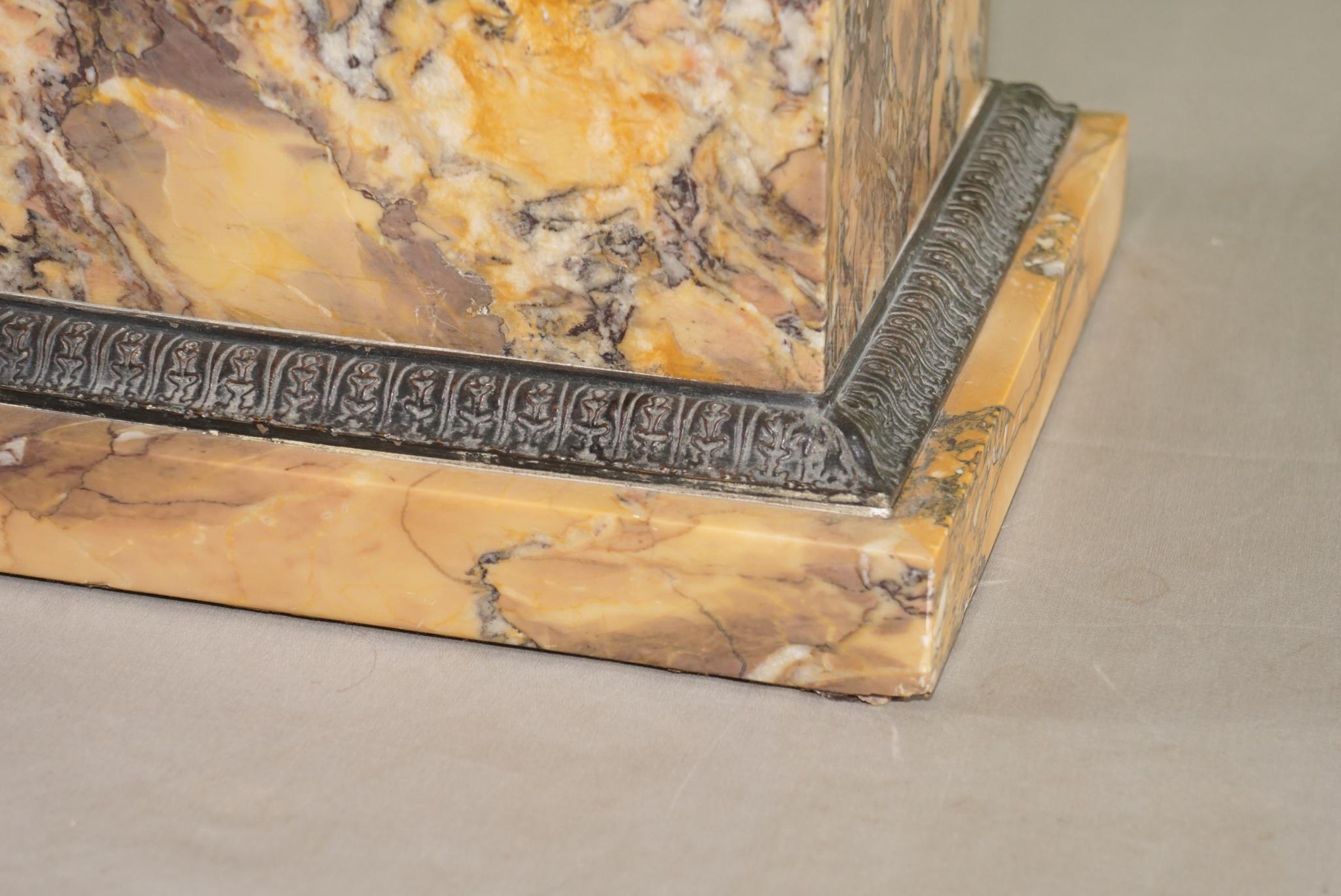 Grande paire d'urnes Italain Medici du 19ème siècle sur socle en marbre de Sienne Bon état - En vente à Hudson, NY